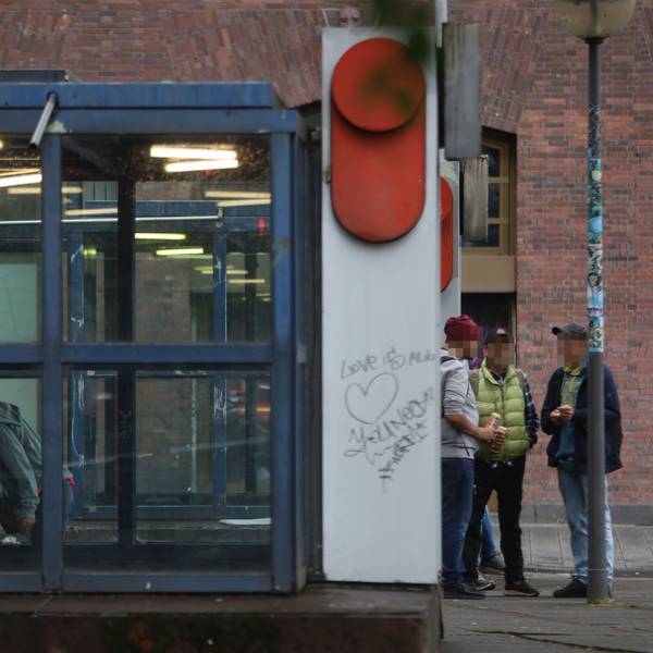 Suchtkranke Menschen rauchen an der Haltestelle Hansaring Crack.