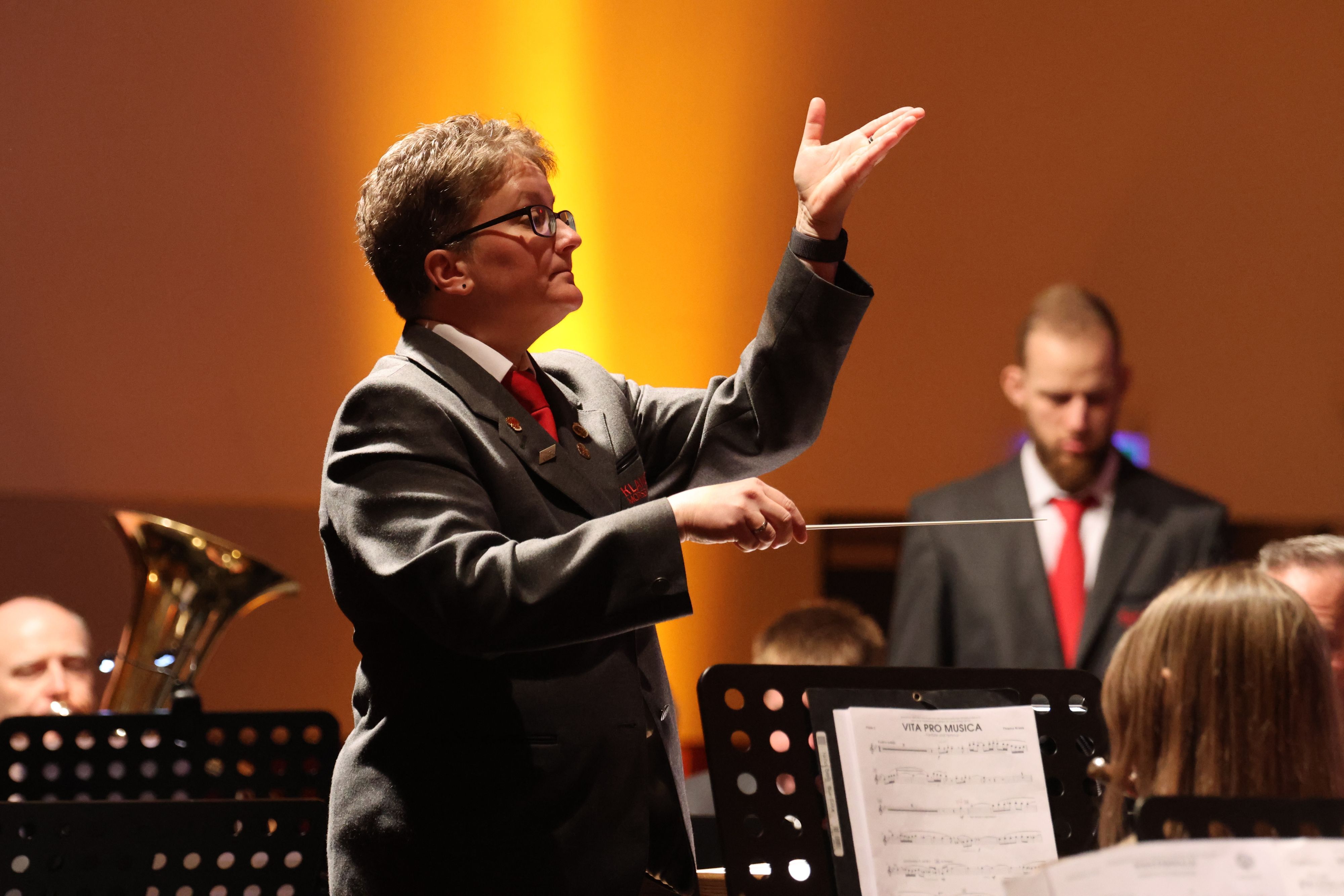 Die Morsbacherin Nadine Reuber dirigiert bei einem festlichen Benefizkonzert zum 30-jährigen Bestehen der Morsbacher Musikschule das Sinfonische Blasorchester des Kreismusikverbandes Altenkirchen.