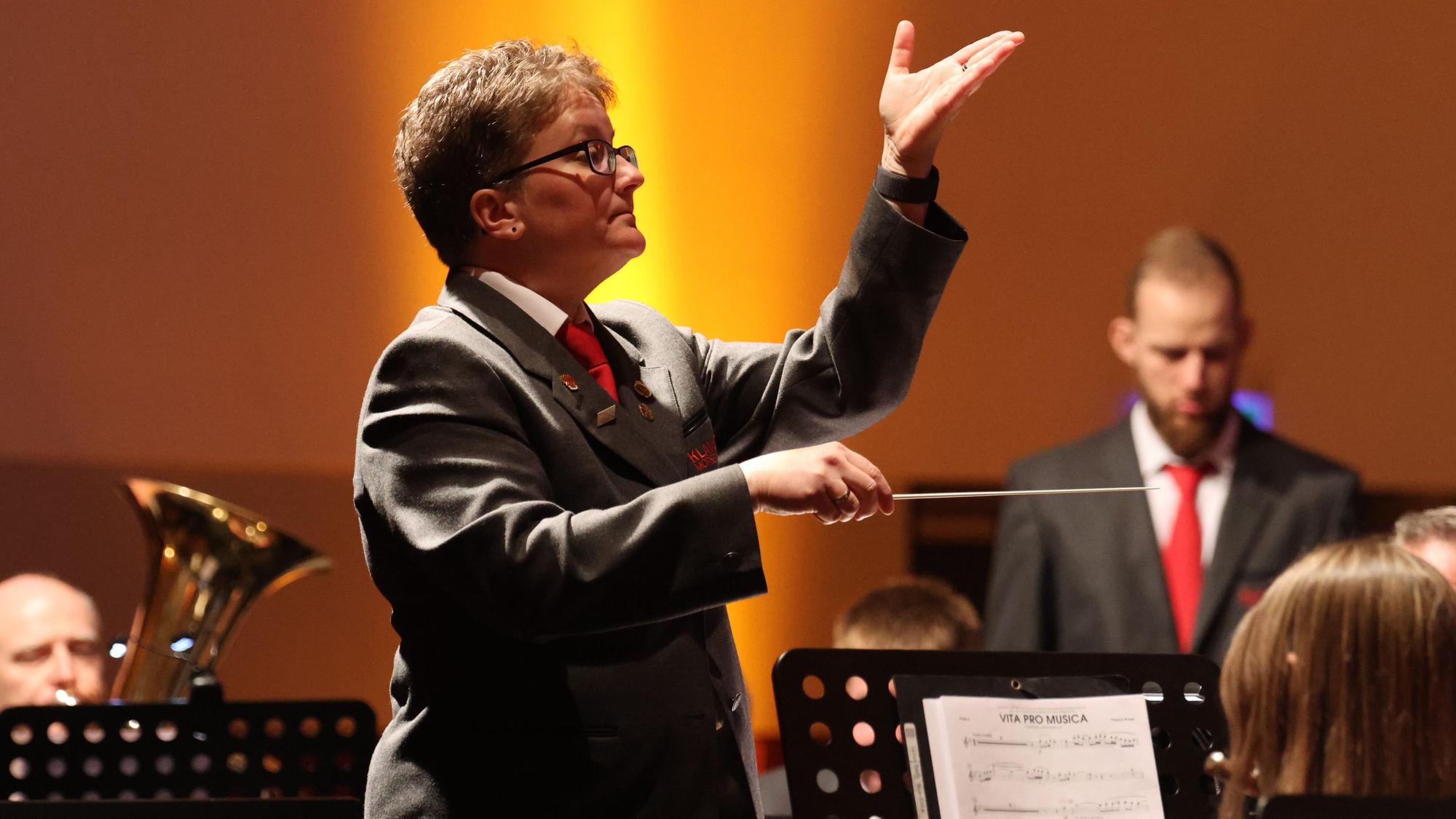 Die Morsbacherin Nadine Reuber dirigiert bei einem festlichen Benefizkonzert zum 30-jährigen Bestehen der Morsbacher Musikschule das Sinfonische Blasorchester des Kreismusikverbandes Altenkirchen.