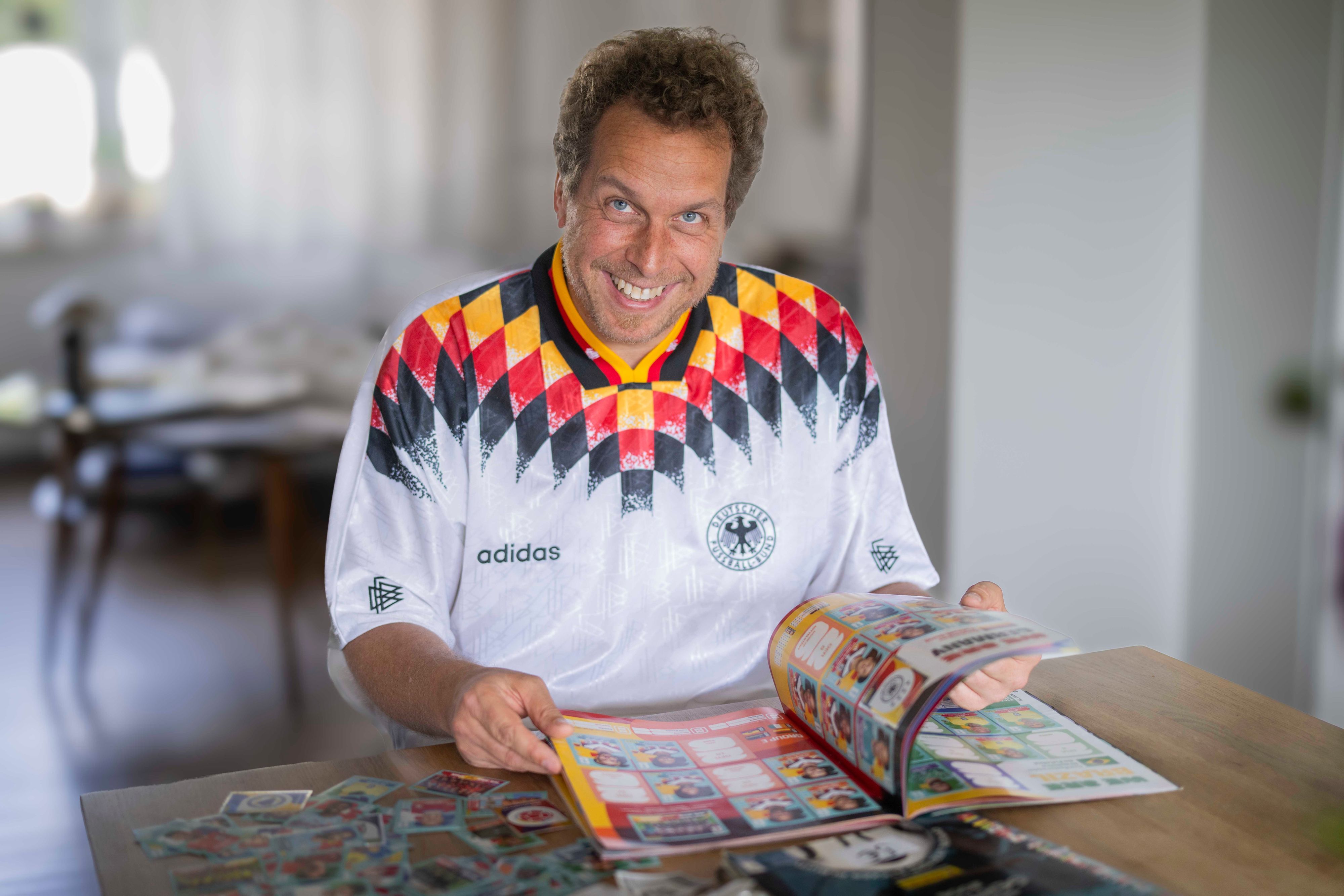 Tom Steinicke blättert durch sein Panini-Album.