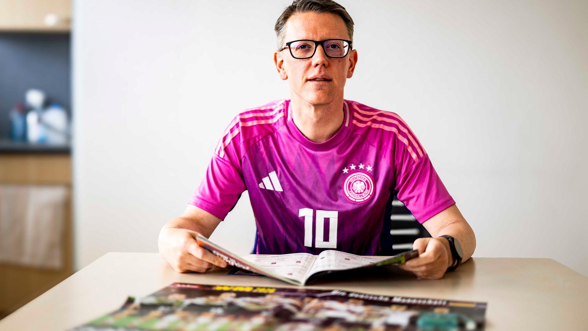 Thomas Schmitz blättert im Kicker-Sonderheft.