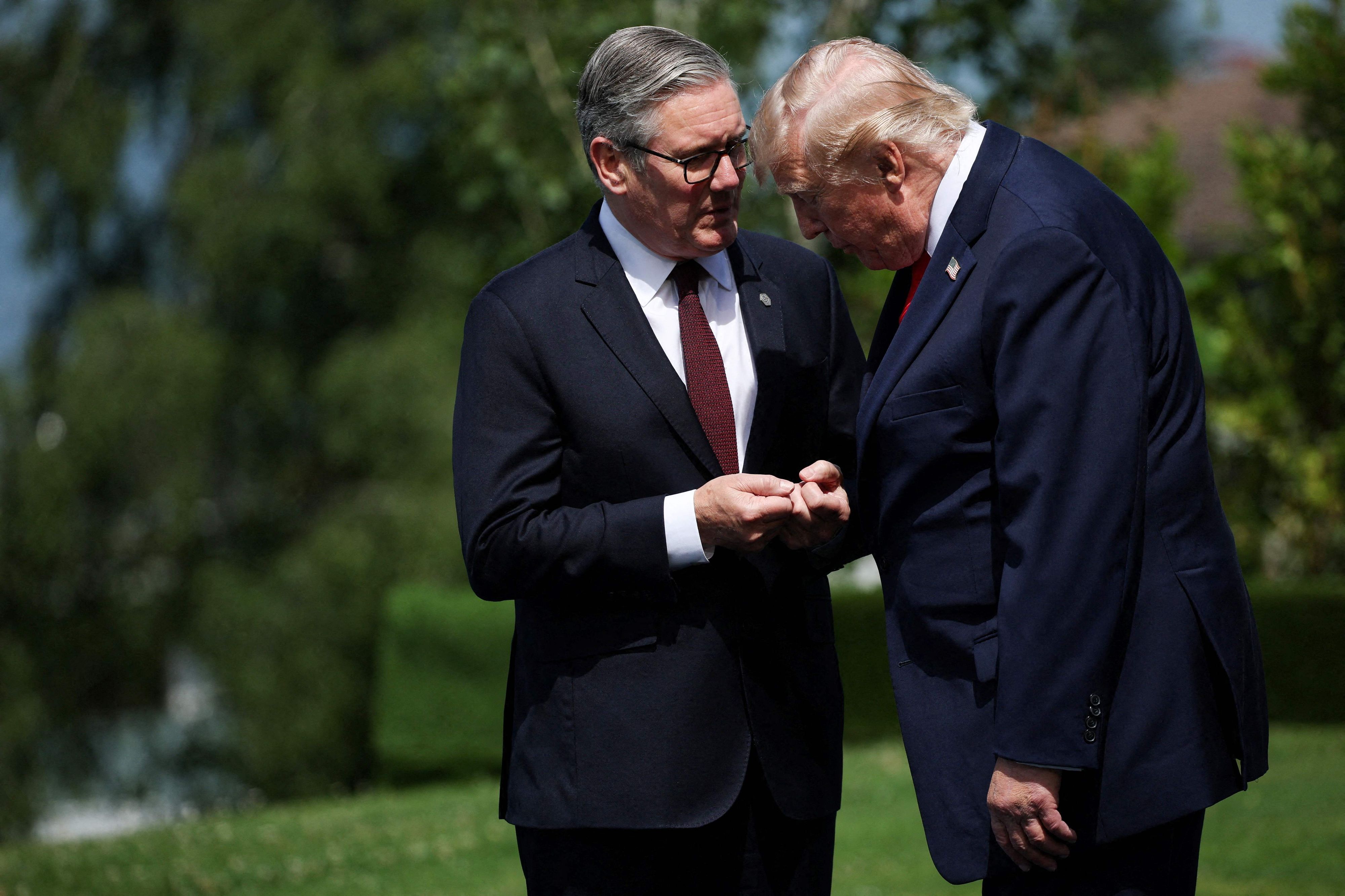 Großbritanniens Premierminister Keir Starmer (l.) im Gespräch mit US-Präsident Donald Trump beim G7-Gipfel in Evian.