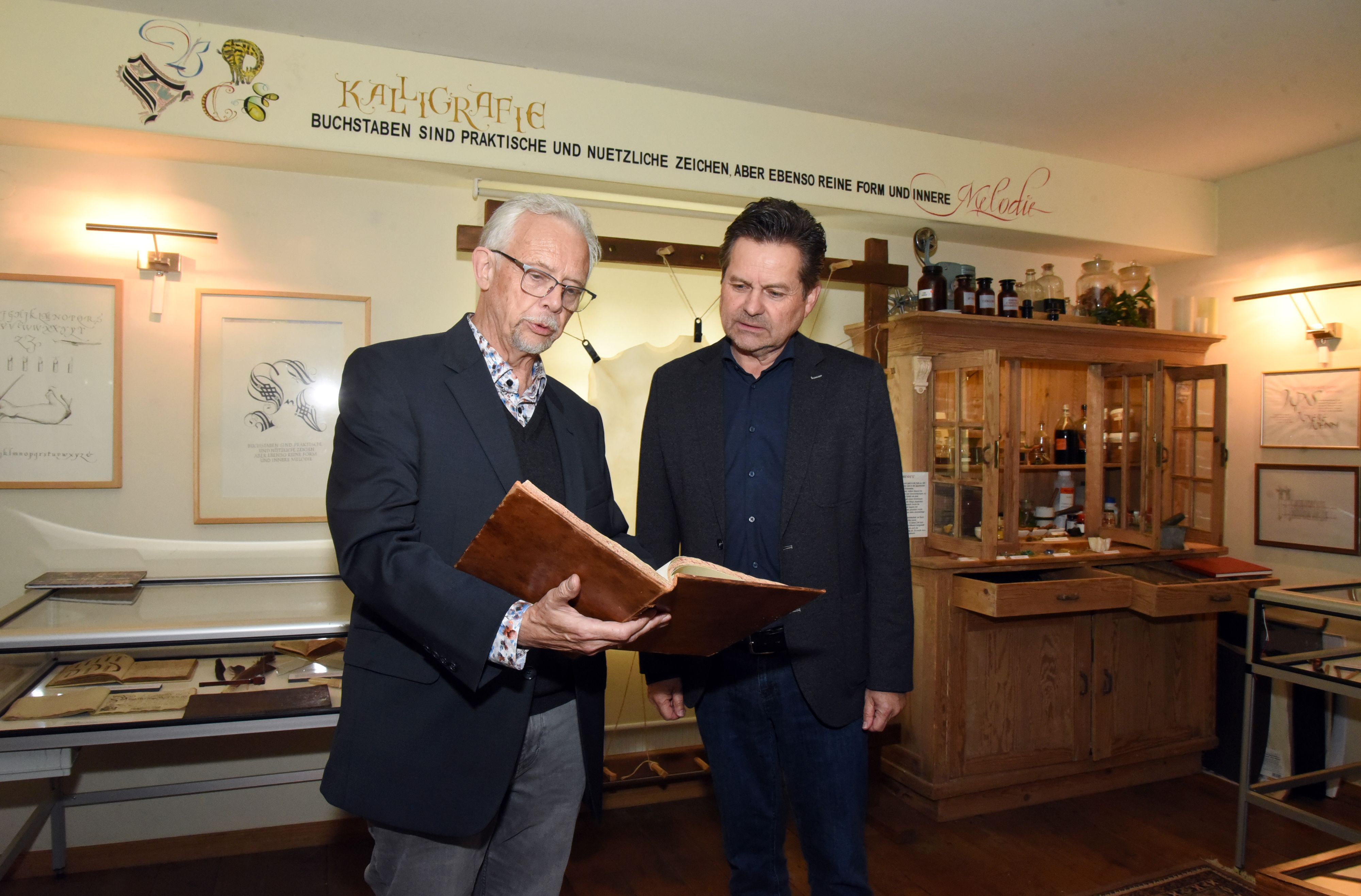 Martin Heickmann zeigt Bürgermeister Ulrich Stücker ein Teil seiner Sammlung.