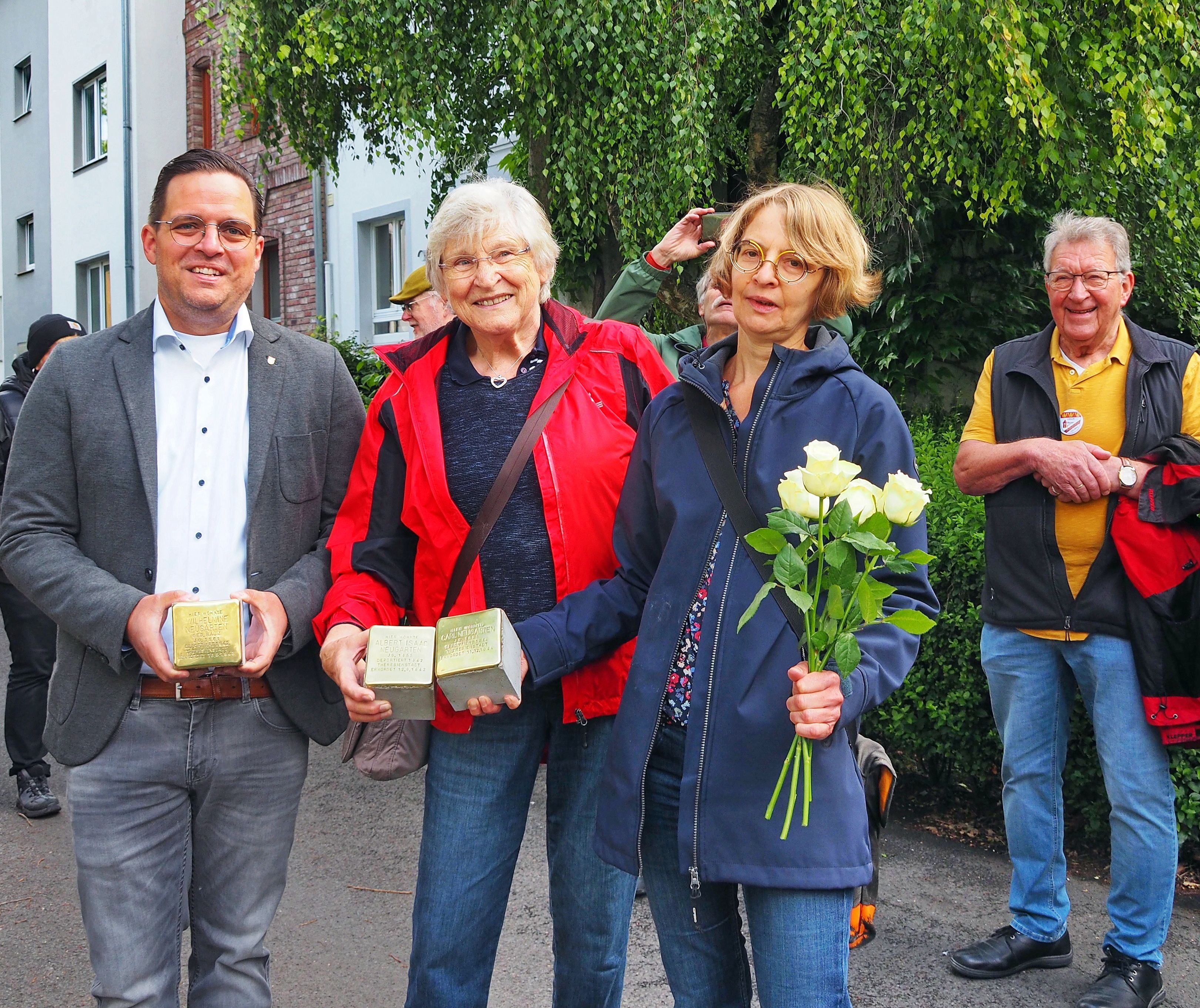 Der Allgemeine Bürgerverein Zollstock – hier Patrick Mittler, Ingrid Appel und Serena Vogt vom Vorstand – übernahm die Patenschaft für die vier neuen Stolpersteine im Veedel.