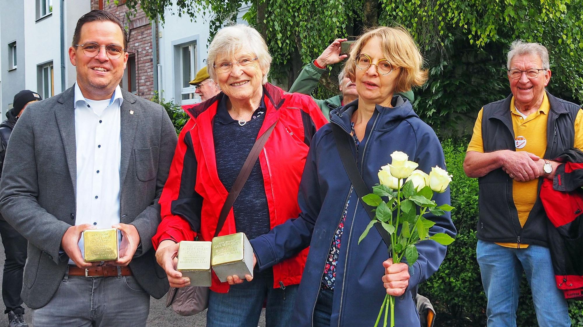 Der Allgemeine Bürgerverein Zollstock – hier Patrick Mittler, Ingrid Appel und Serena Vogt vom Vorstand – übernahm die Patenschaft für die vier neuen Stolpersteine im Veedel.