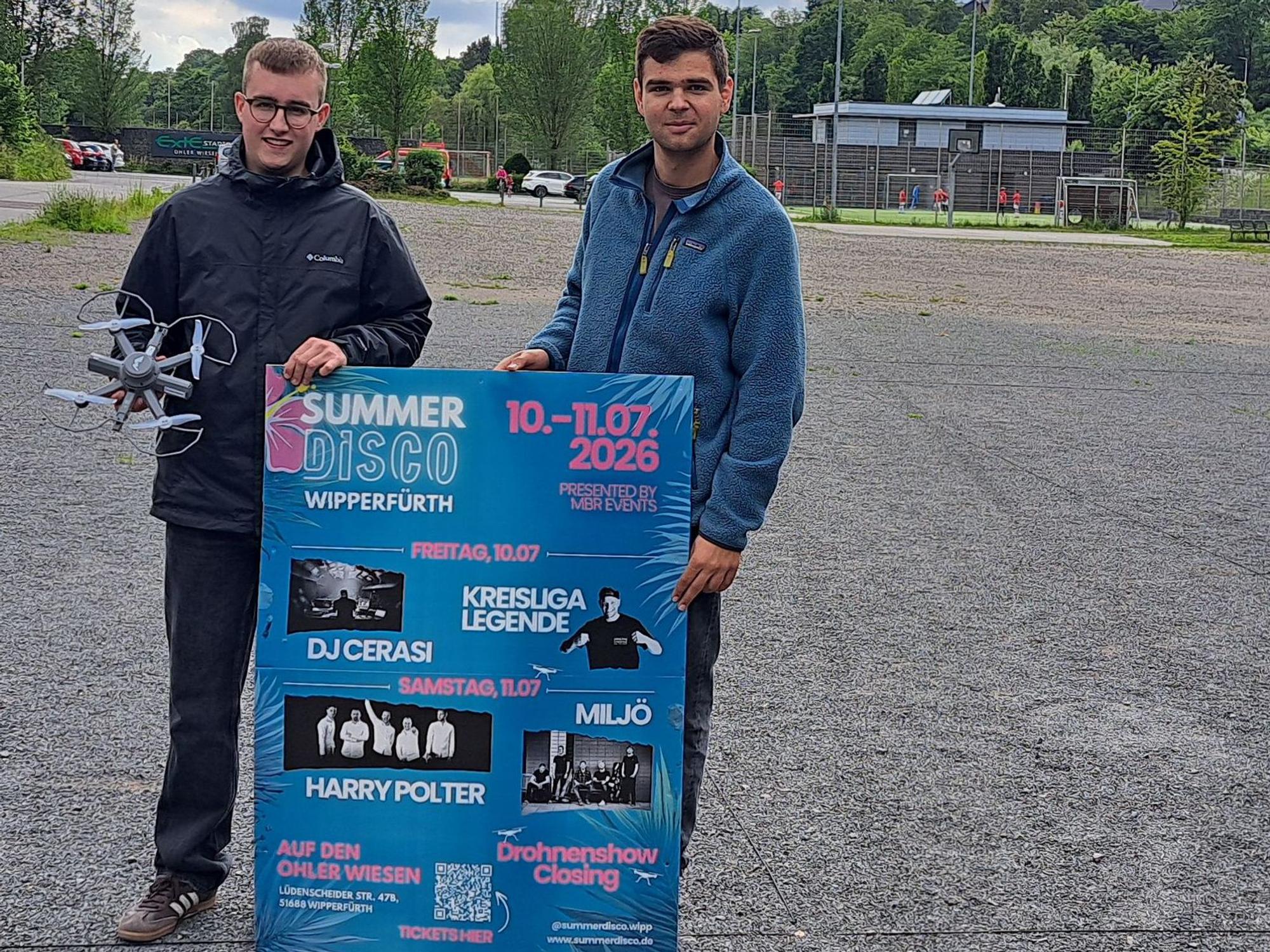 Malte Breidenbach und Noah Mobini (r.), organisieren die Summer Disco auf dem Festplatz Ohler Wiesen.
