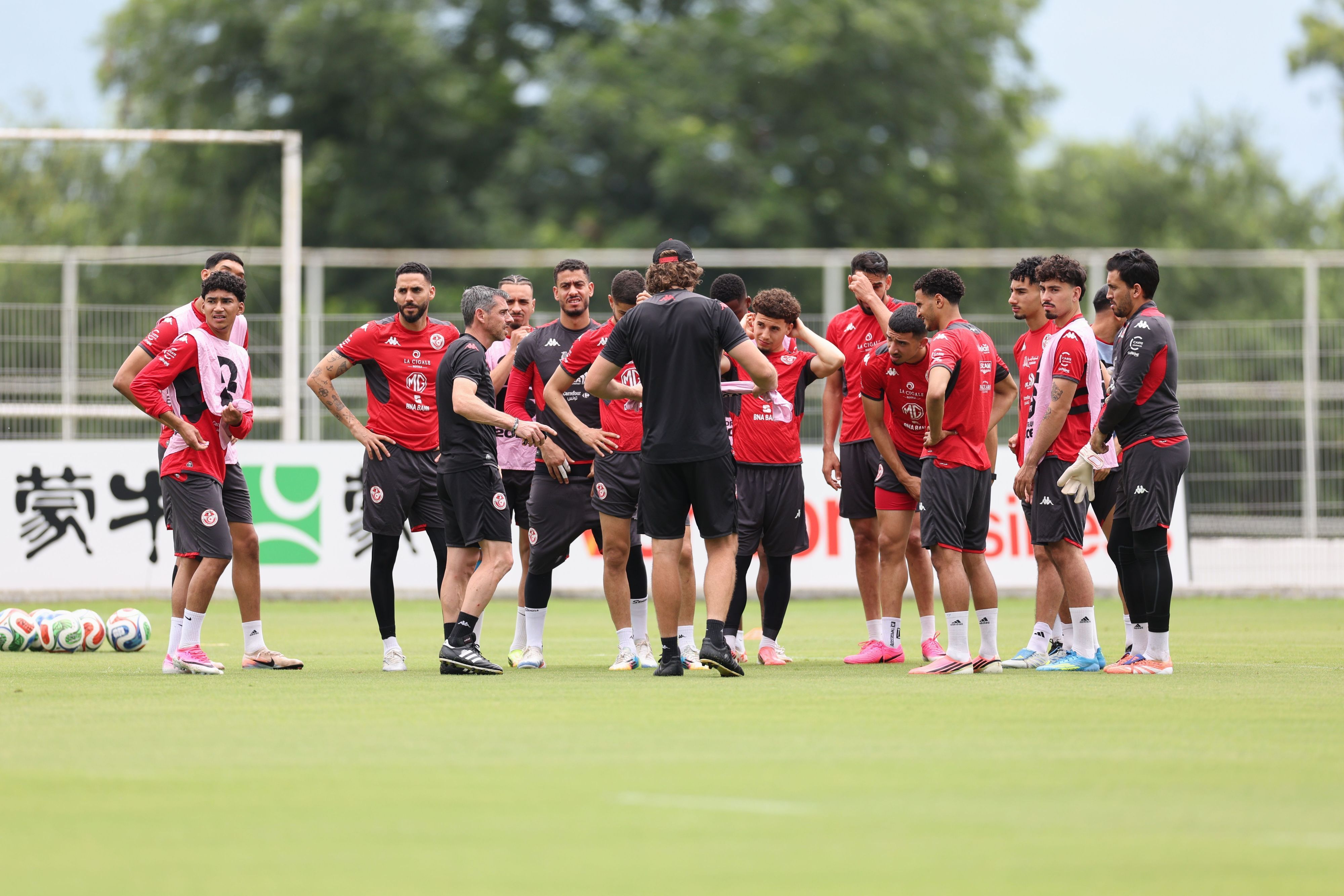 Teambesprechung beim Tunesien-Training.