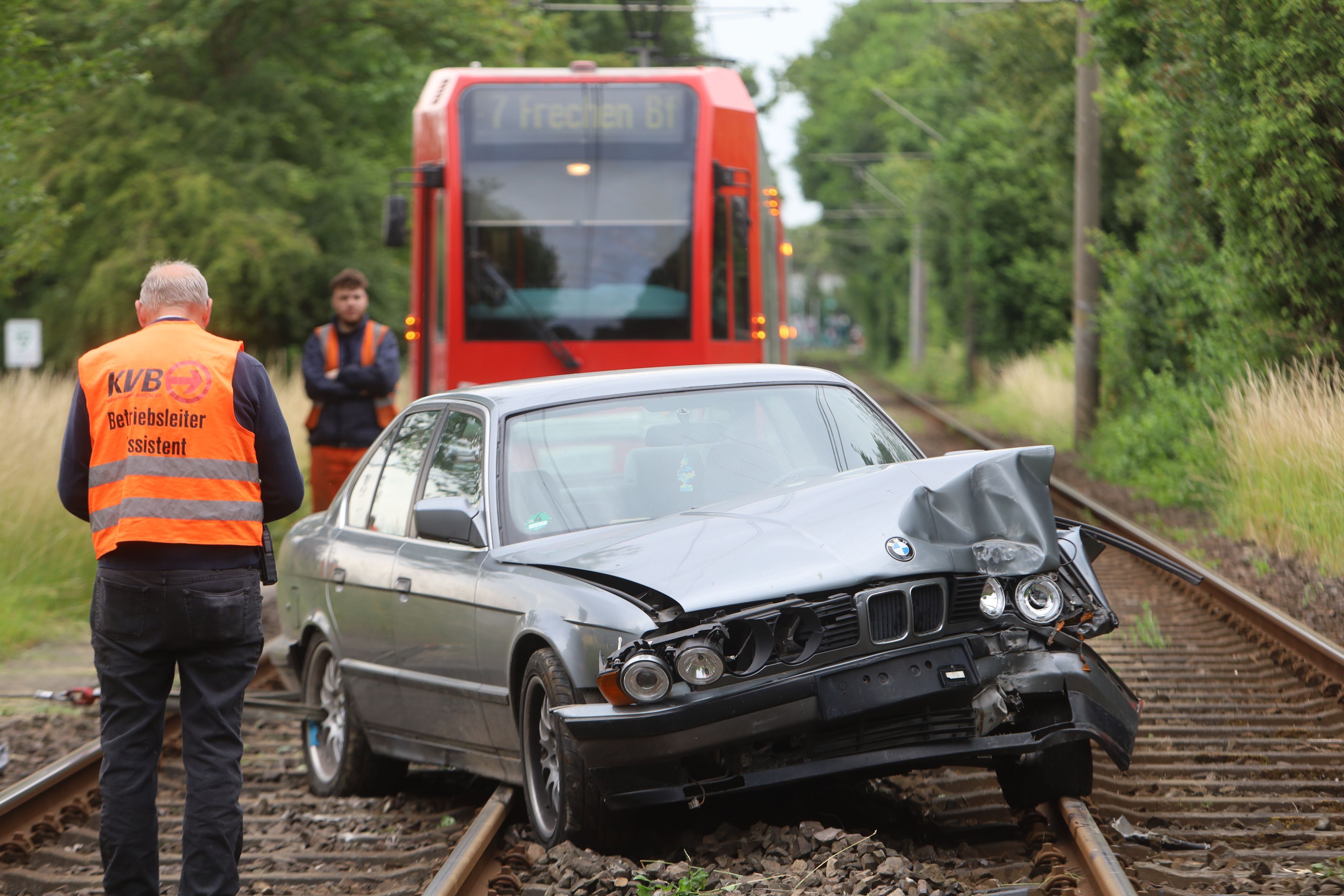 Ein alkoholisierter Autofahrer ist am Dienstagmorgen (16. Juni) in Köln nach einer kurzen Flucht vor der Polizei mit seinem Wagen verunglückt.