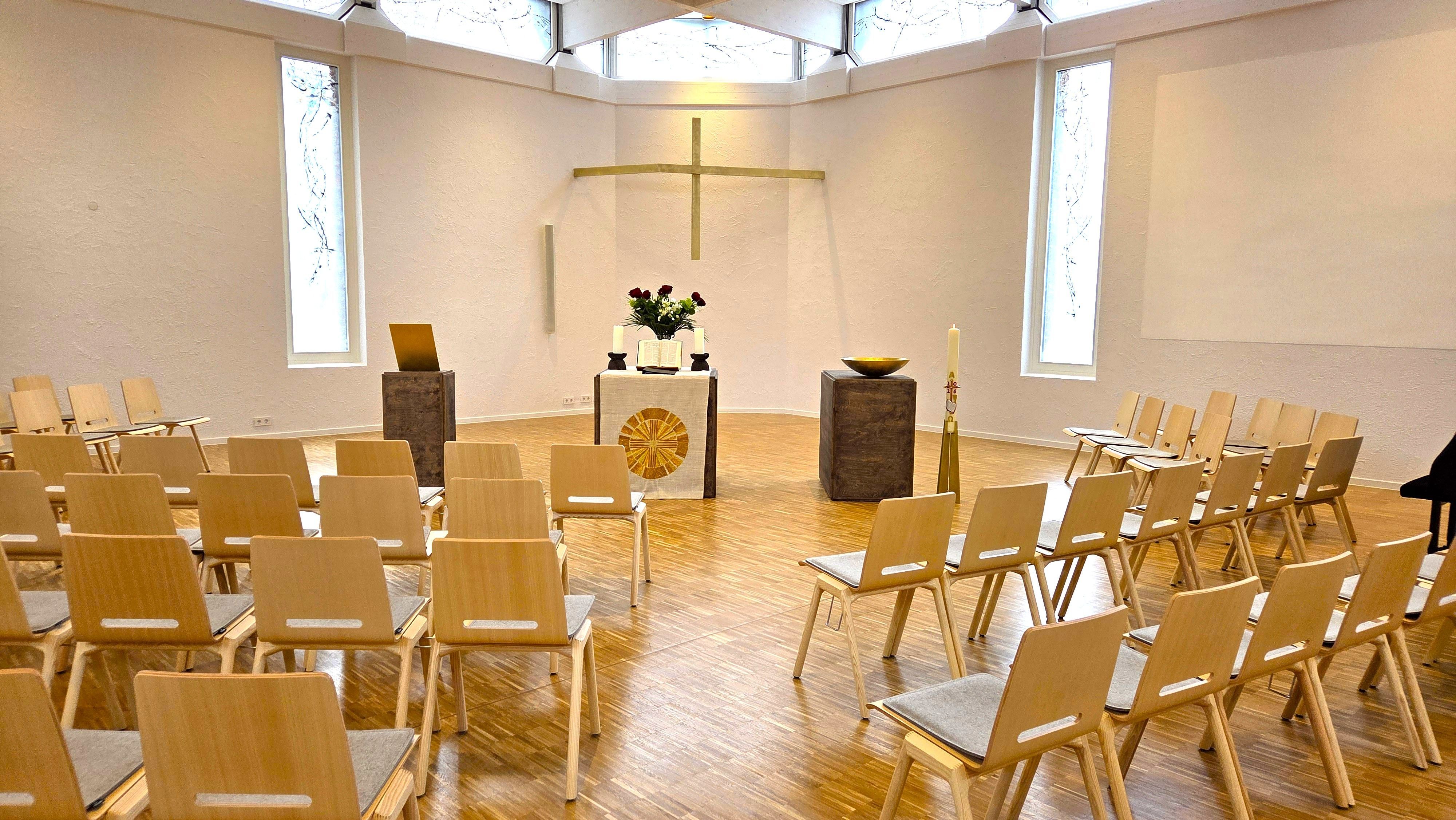 Innenansicht der sanierten und modernisierten evangelischen Stadtkirche Chorweiler.