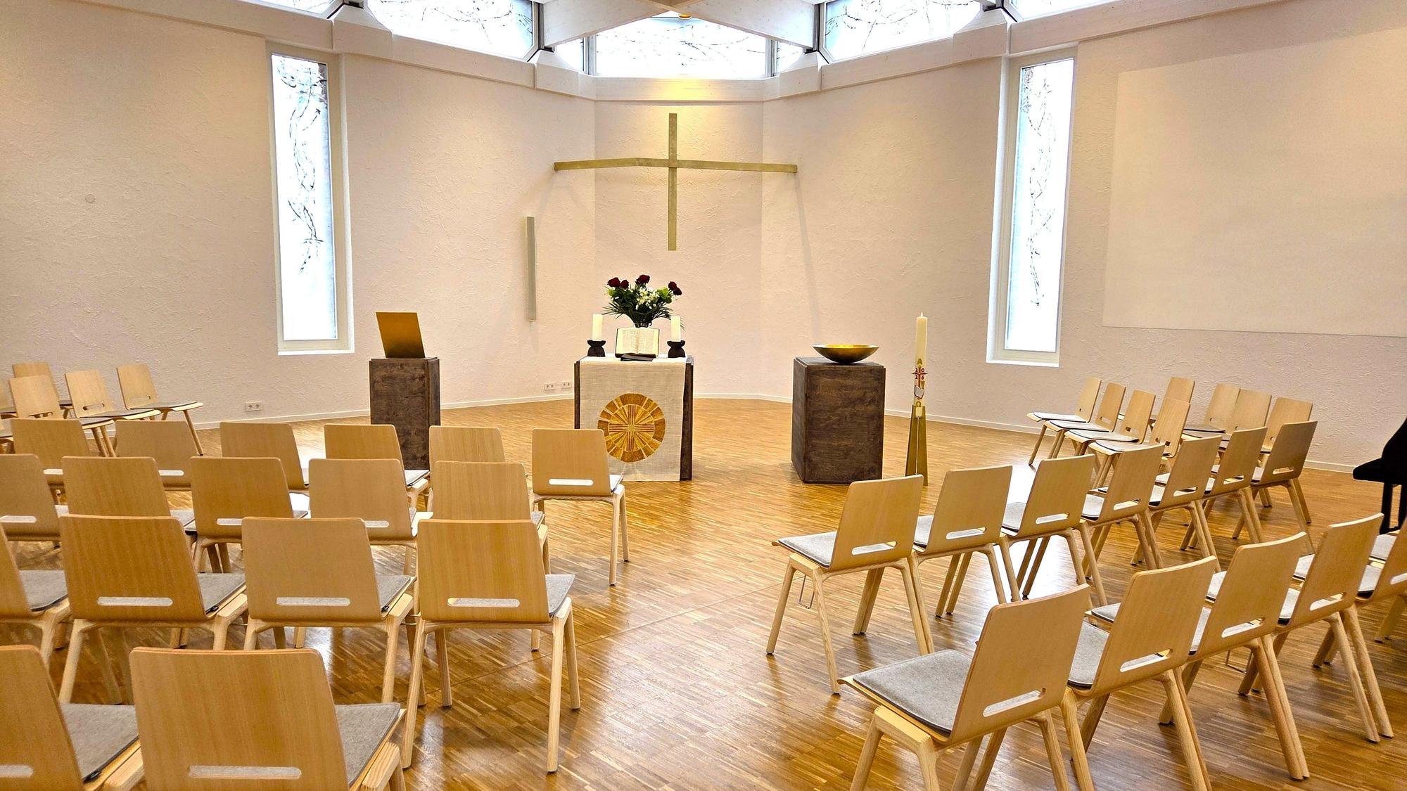Innenansicht der sanierten und modernisierten evangelischen Stadtkirche Chorweiler.