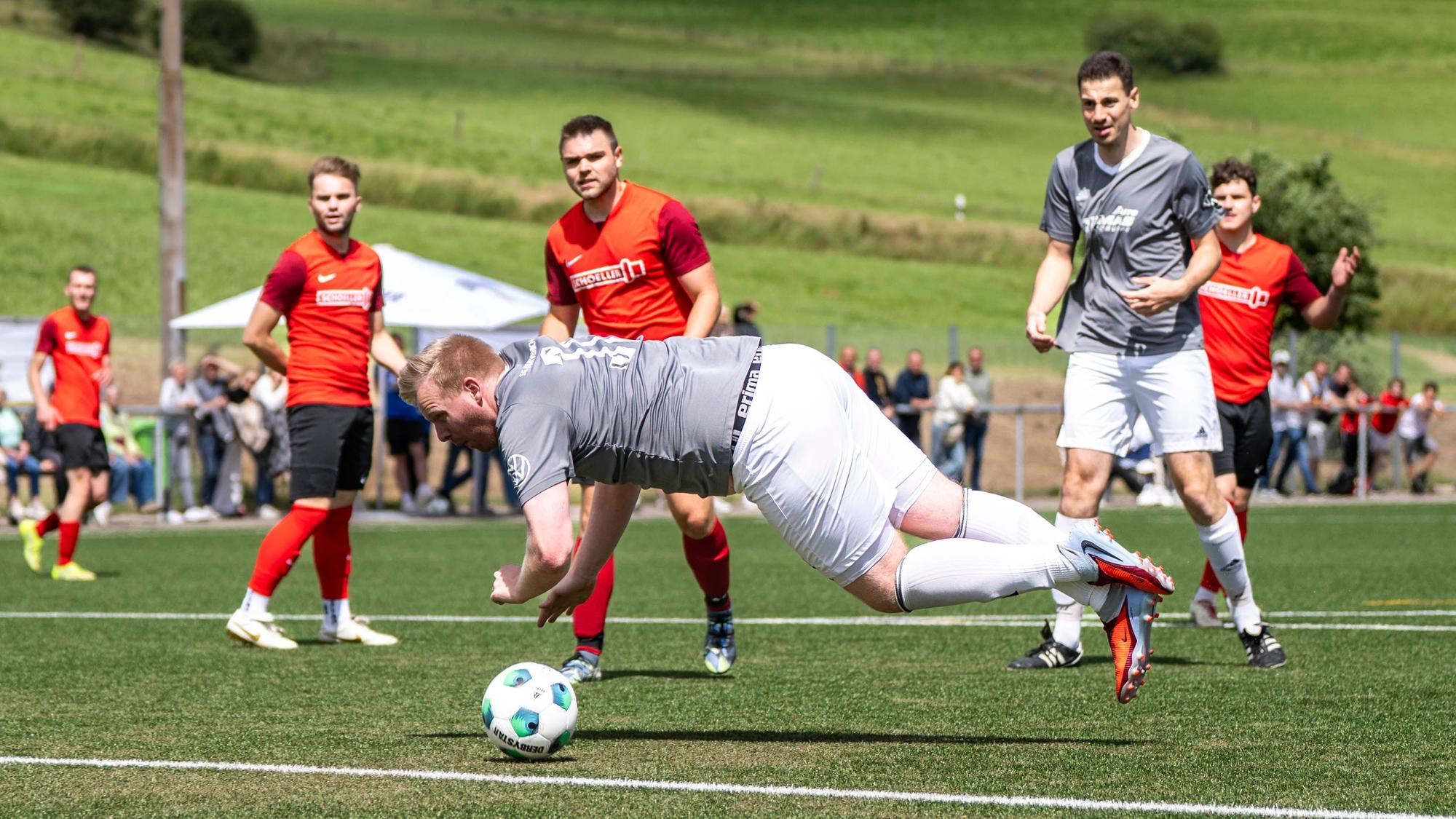 Ein Bürvenicher Fußballer versucht sich an einem Flugkopfball.