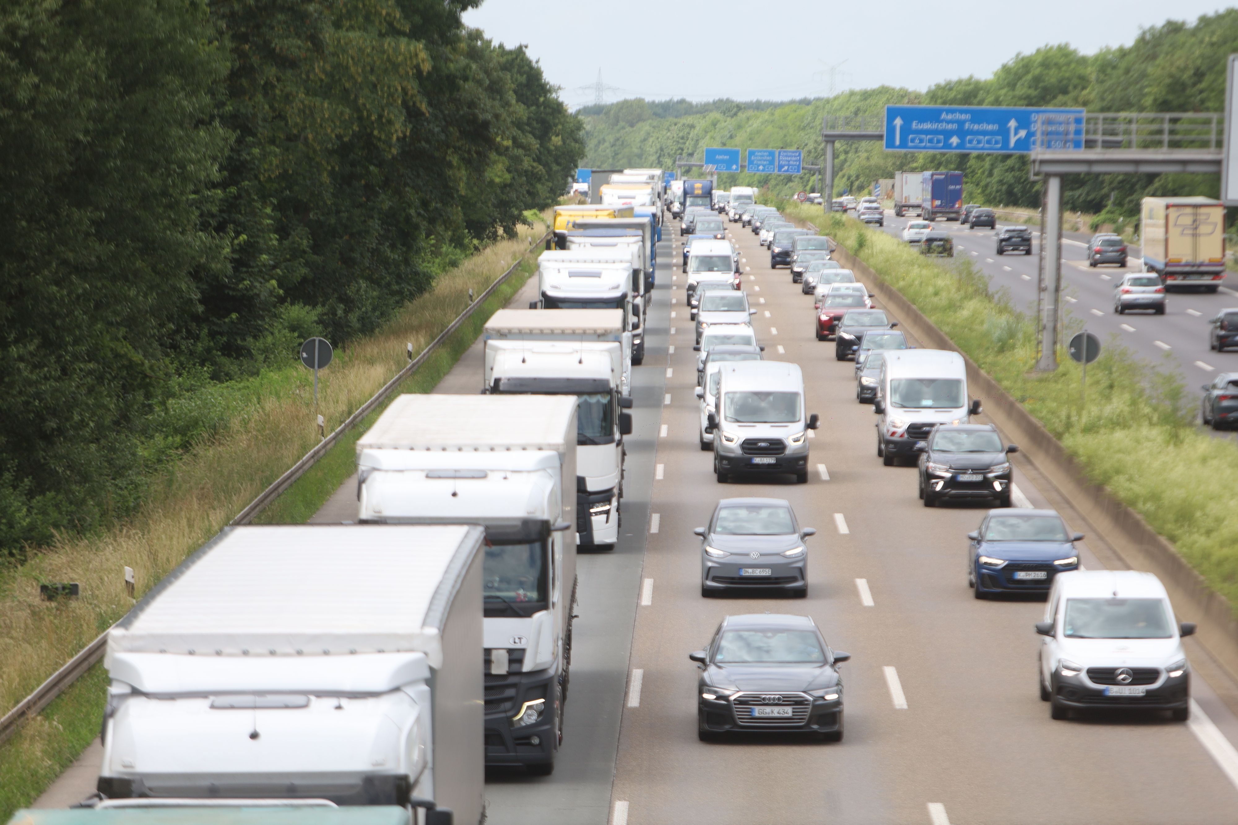 Auch am Dienstagnachmittag gab es Stau auf der A4 zwischen dem Kreuz Köln-West und der AS Klettenberg in Fahrtrichtung Süden. Das Stauende birgt ein hohes Gefahrenpotenzial, in den vergangenen Wochen passierten hier bereits mehrere Unfälle.