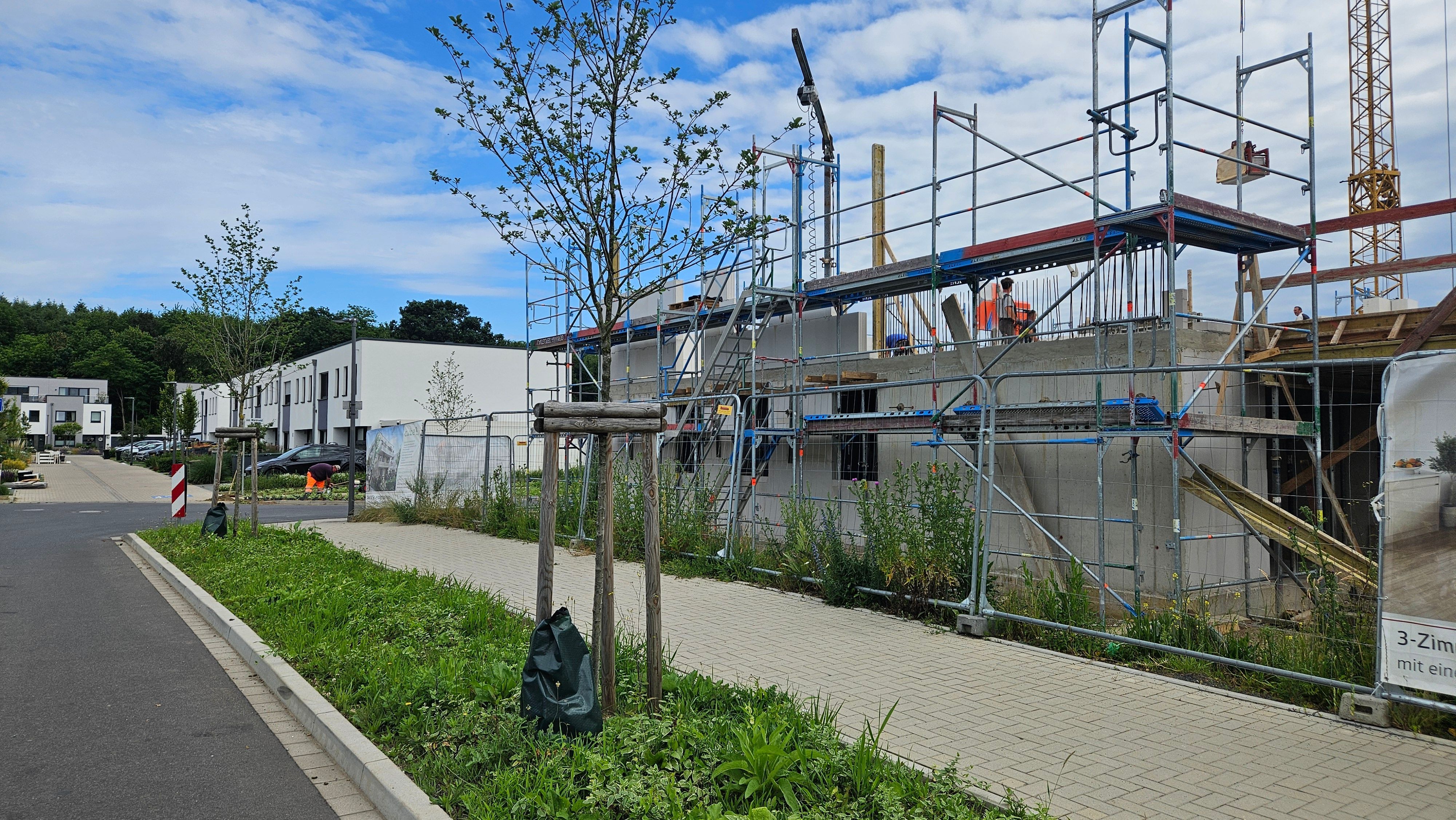 Zu sehen ist die Baustelle eines Mehrfamilienhauses in der Ressourcenschutzsiedlung.