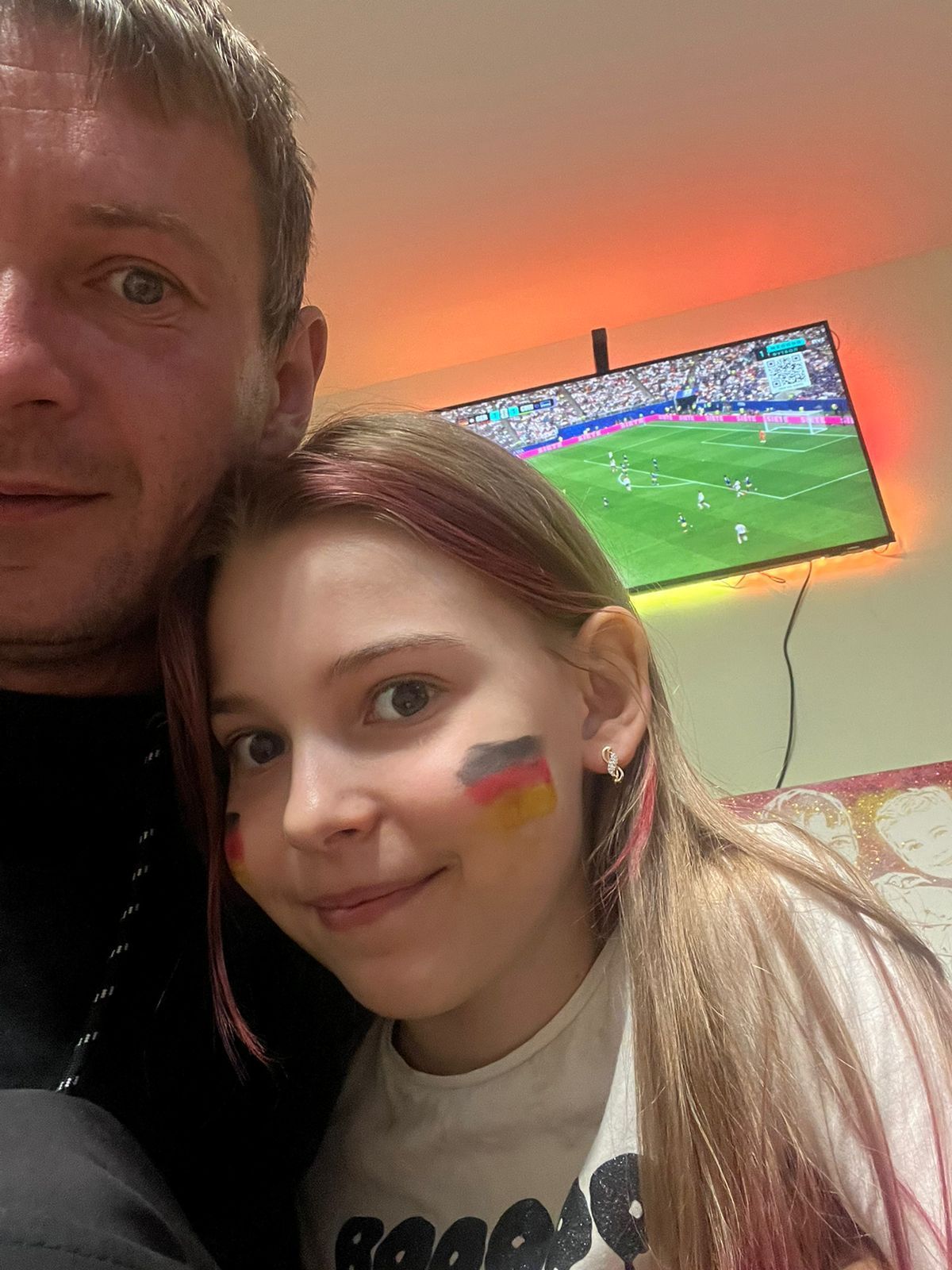 Dima Jaroschewytsch schaut mit seiner Tochter das Spiel von Deutschland gegen Curacao