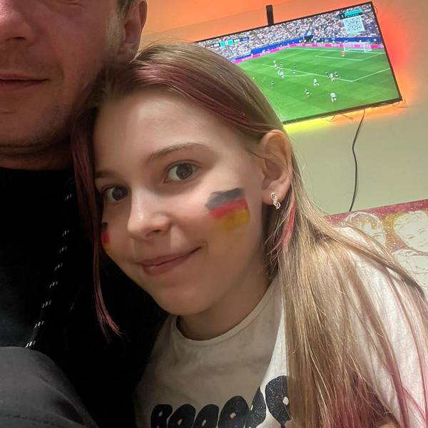 Dima Jaroschewytsch schaut mit seiner Tochter das Spiel von Deutschland gegen Curacao
