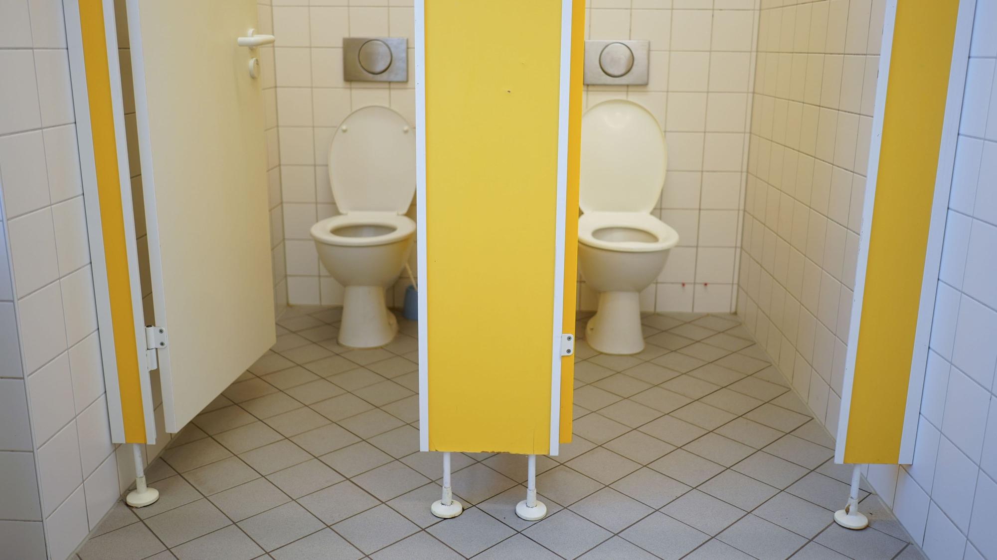 Das Foto zeigt zwei Toilettenkabinen.