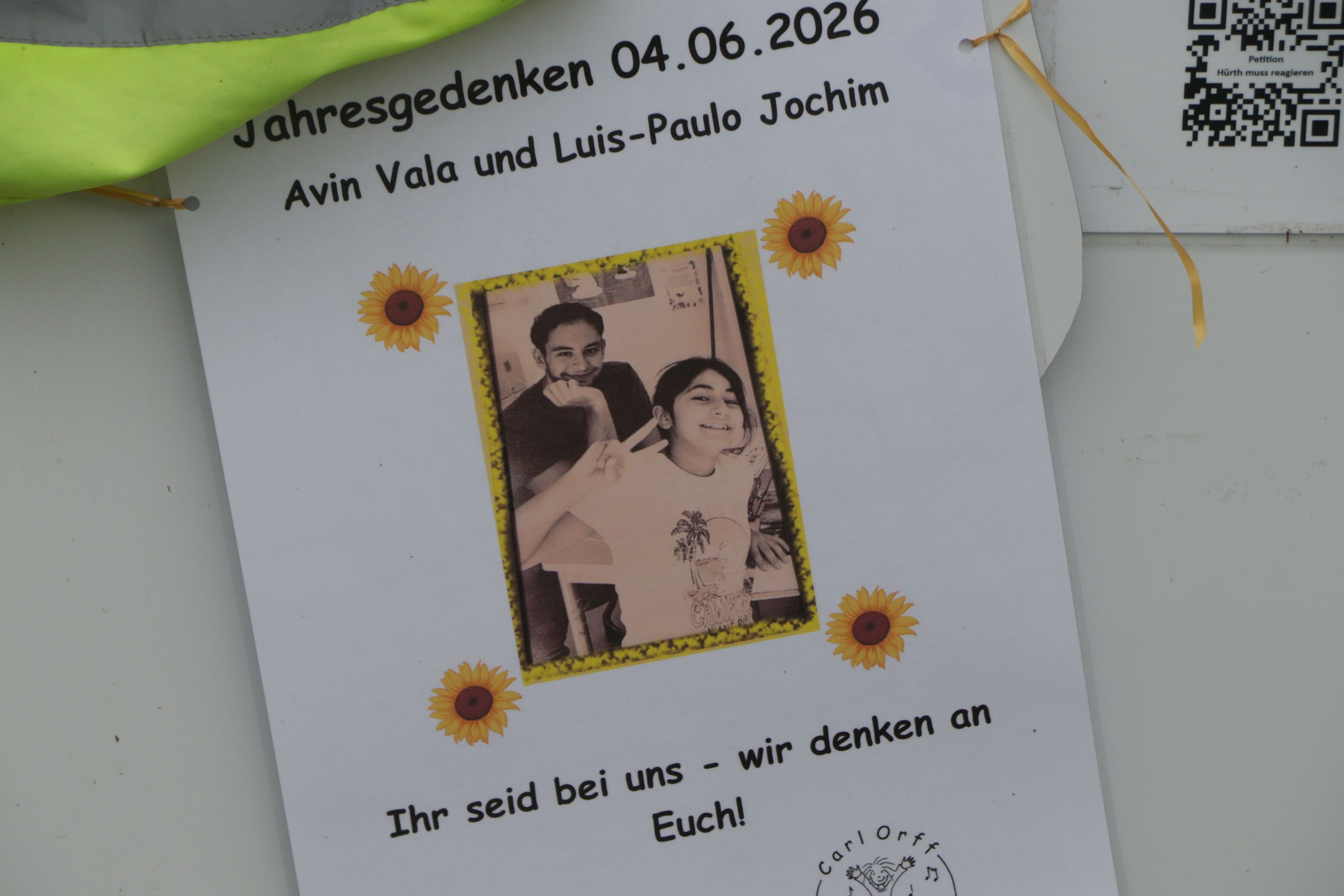 Ein Foto von Luis Paulo und Avin erinnert an der Gedenkstätte an der Frechener Straße an den schrecklichen Unfall.