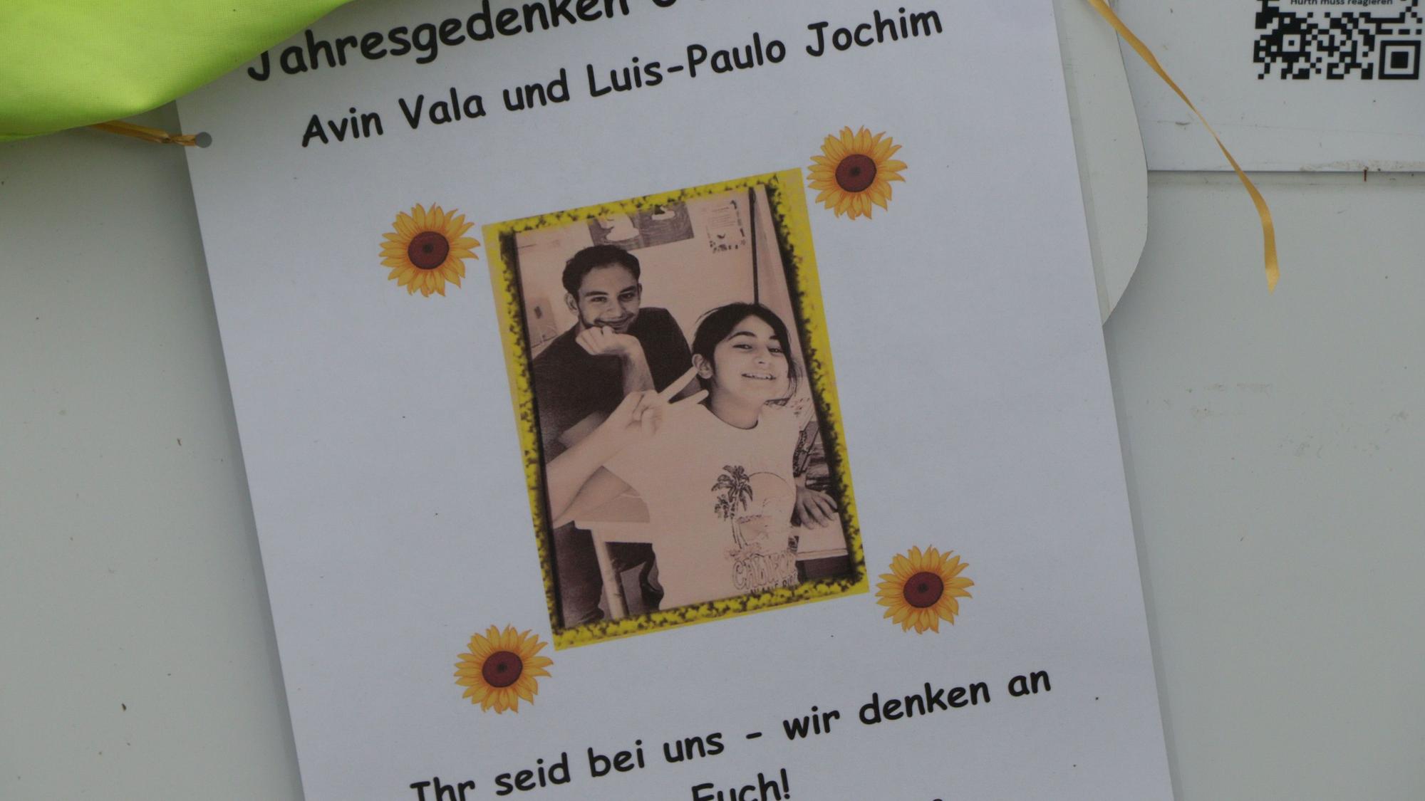 Ein Foto von Luis Paulo und Avin erinnert an der Gedenkstätte an der Frechener Straße an den schrecklichen Unfall.