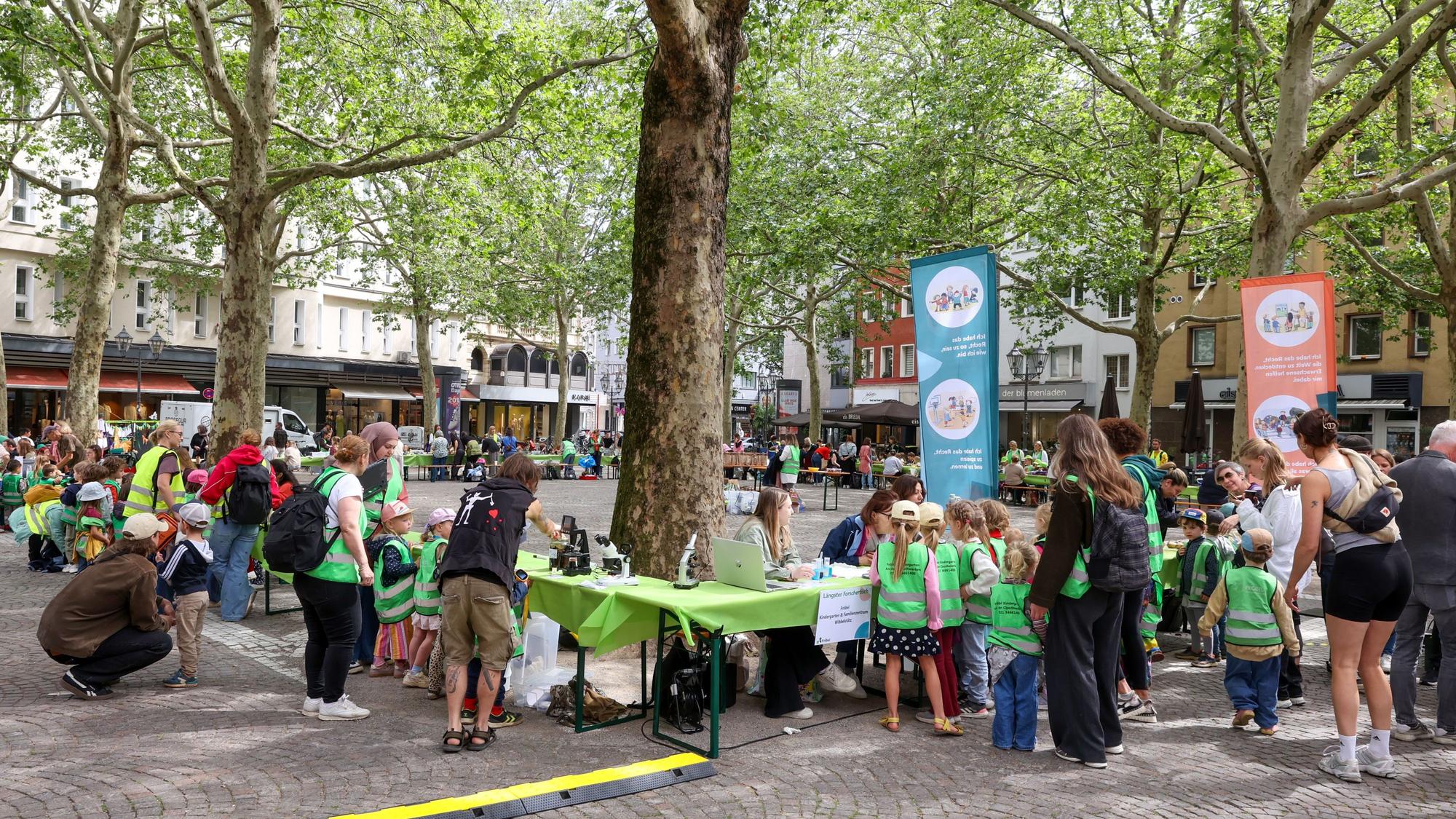 Längster Forschertisch Kölns auf dem Rudolfplatz