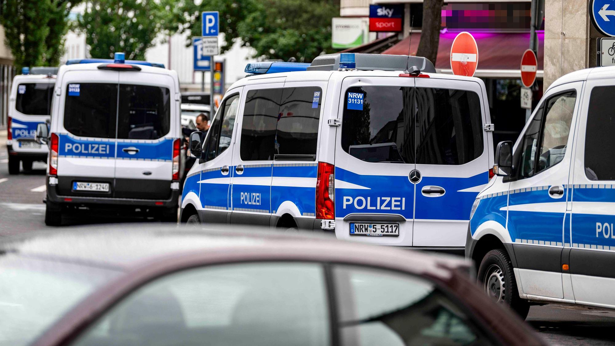 Das Bild zeigt mehrere Polizei-Fahrzeuge vor einer Shisha-Bar in der Euskirchener Innenstadt.
