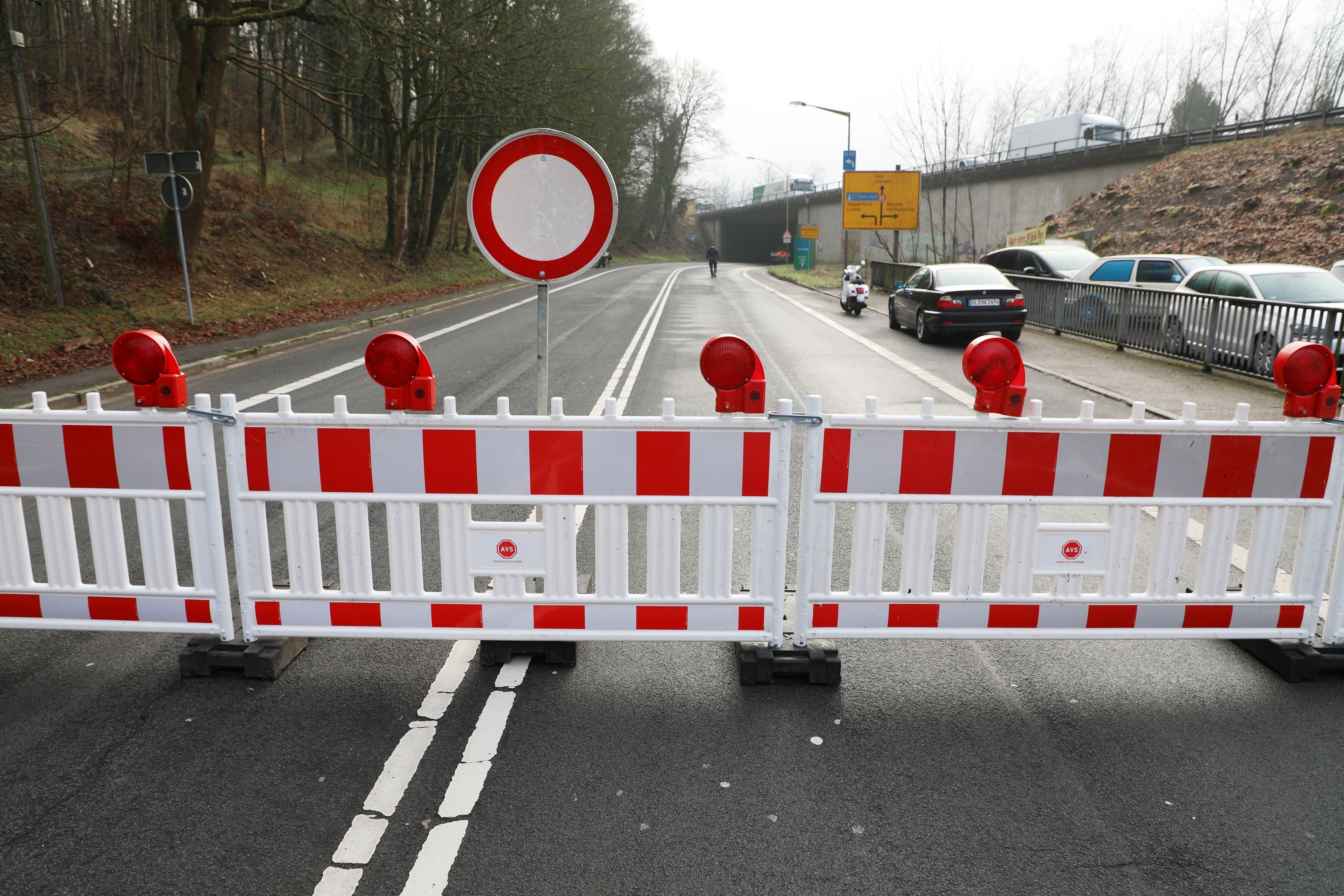 Eine Straße ist mit Warnbaken abgesperrt.
