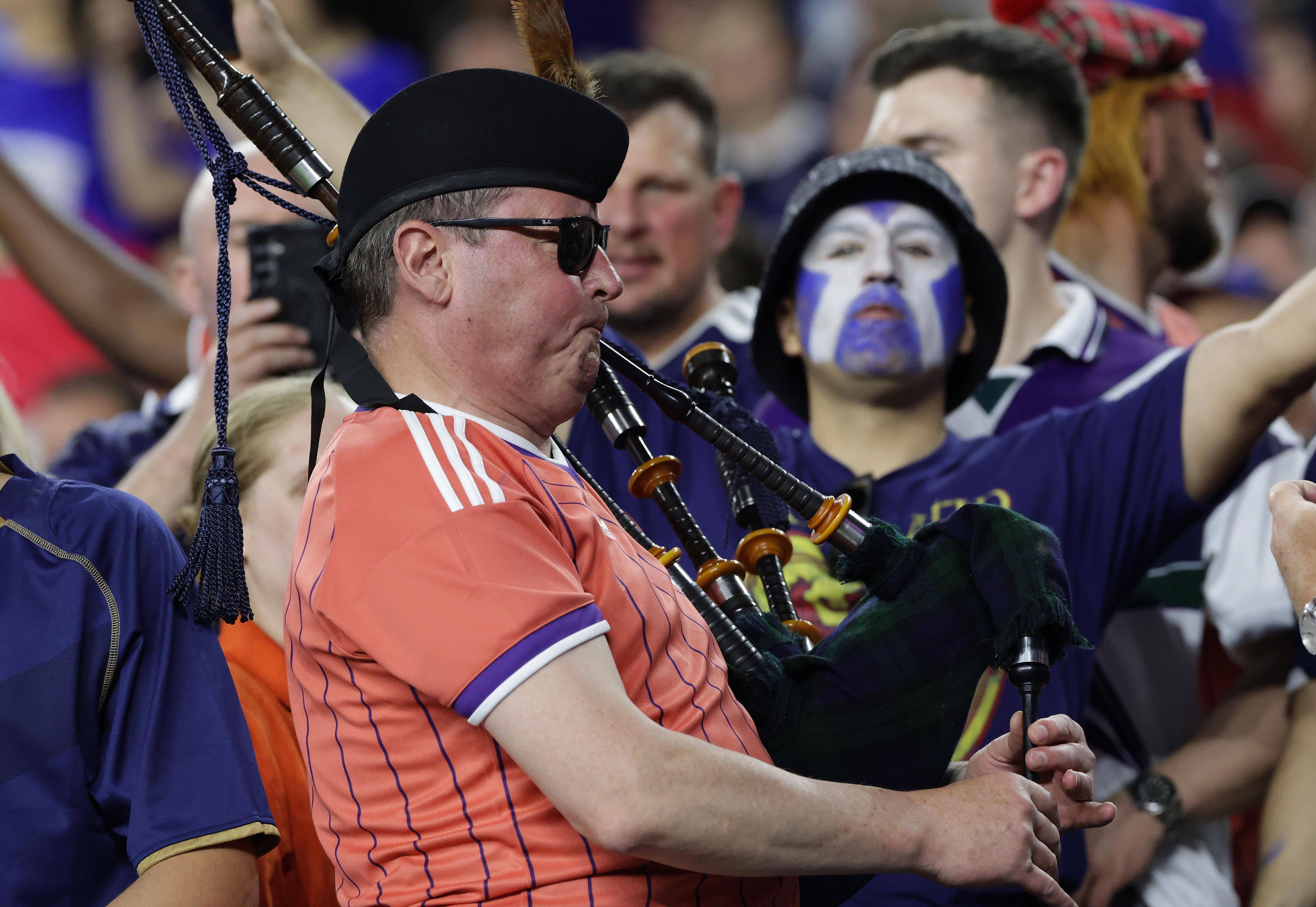 Schottischer Fußball-Fan mit Dudelsack