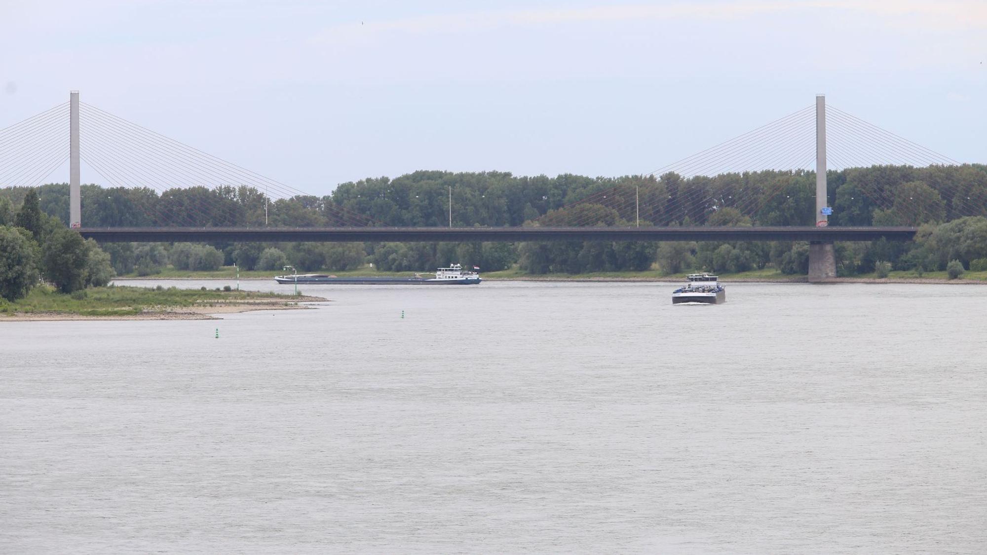 Die Bonner Nordbrücke ist seit Anfang Juni für den Verkehr vollgesperrt. Der Verkehr muss auf umliegende Brücken und Fähren ausweichen.
