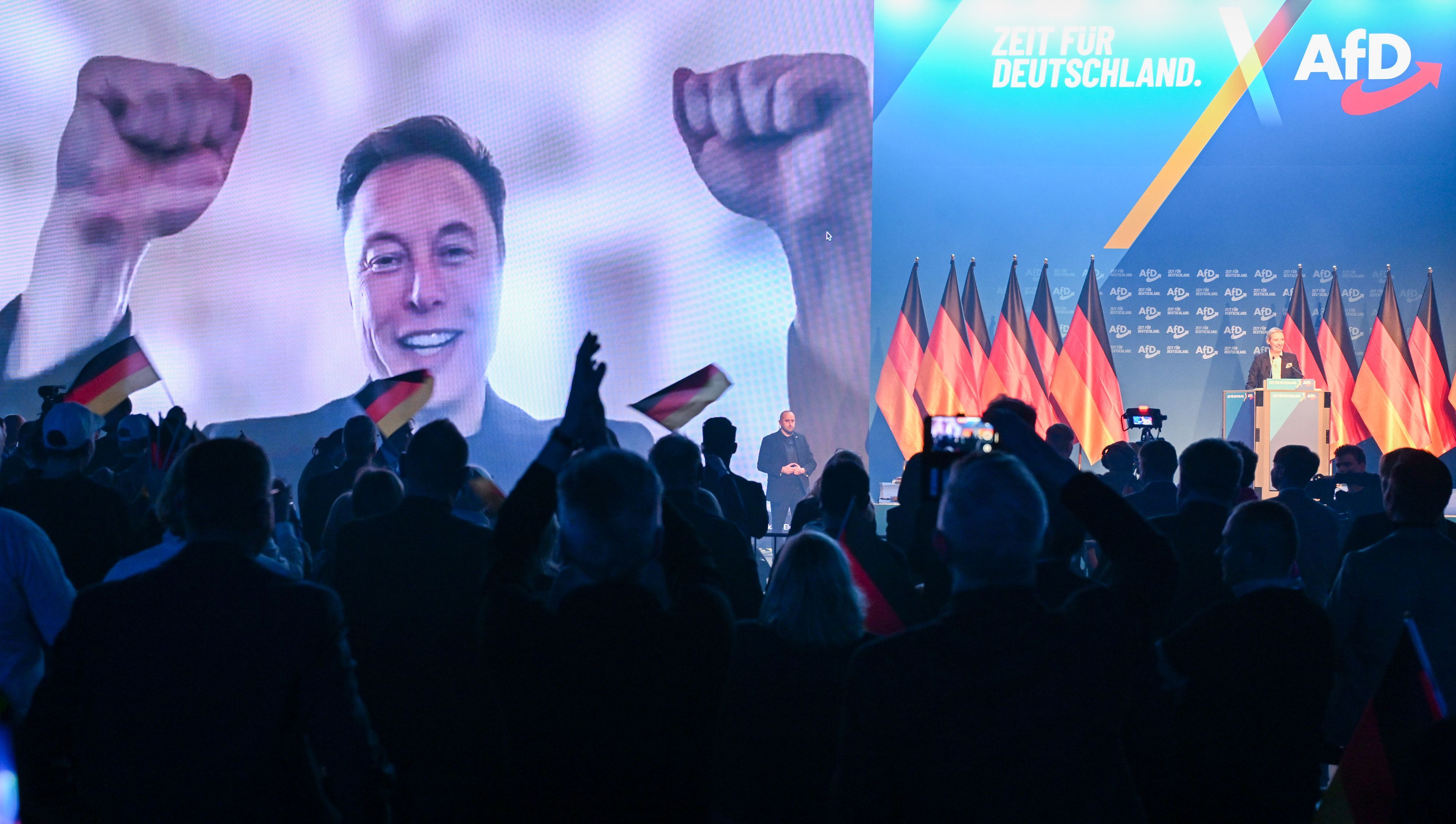 Über eine Videoeinblendung unterhält sich US-Milliardär Elon Musk im Januar 2025 mit AfD-Chefin Alice Weidel. (Archivbild)
