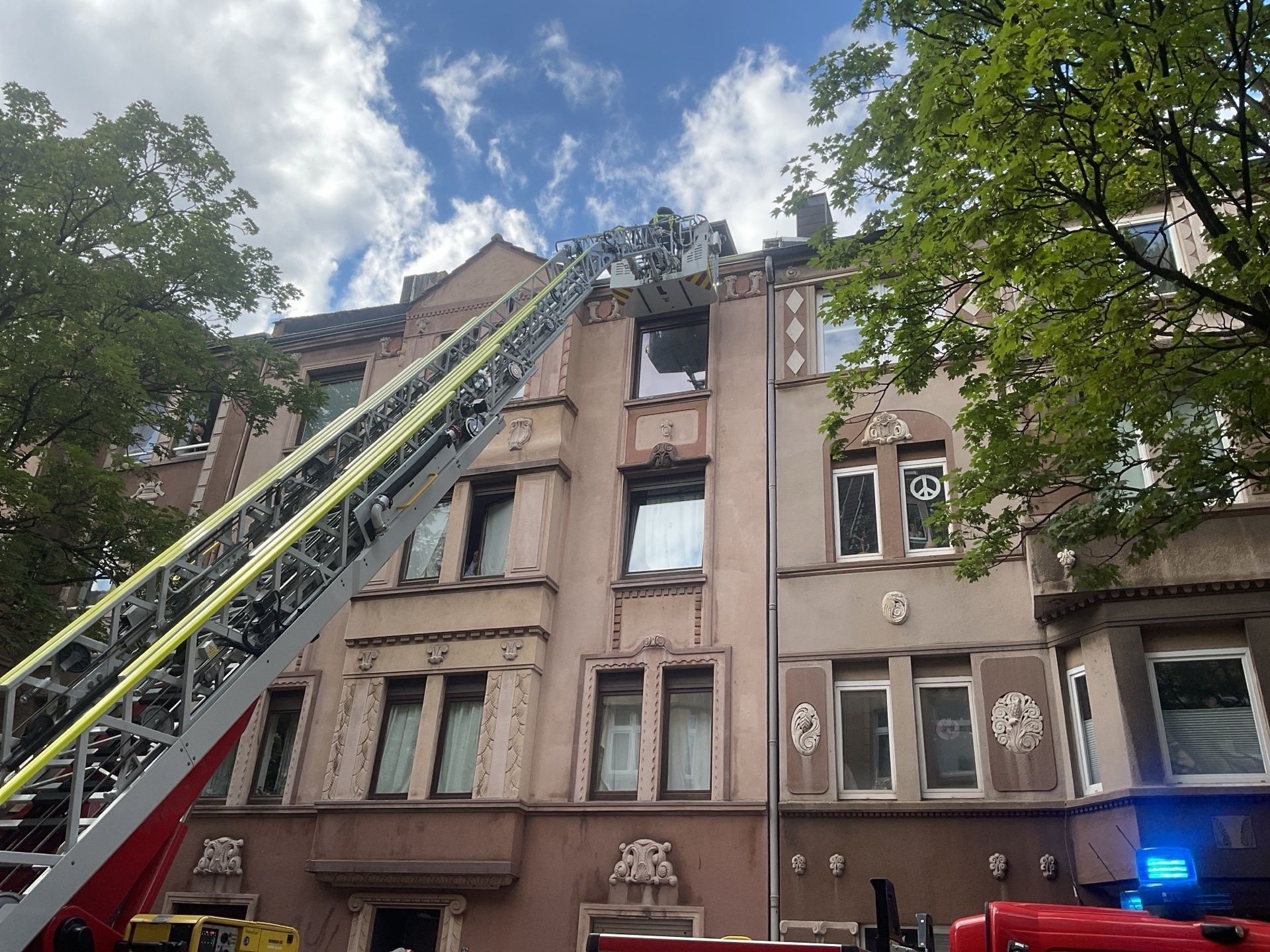 HANDOUT - 15.06.2026, Nordrhein-Westfalen, Dortmund: Nachdem ein vierjähriges Kind sich unbemerkt Zutritt zum Dach eines Mehrfamilienhauses verschafft hatte, ist die Feuerwehr mit einer Drehleiter im Einsatz. Foto: Feuerwehr Dortmund/dpa +++ dpa-Bildfunk +++