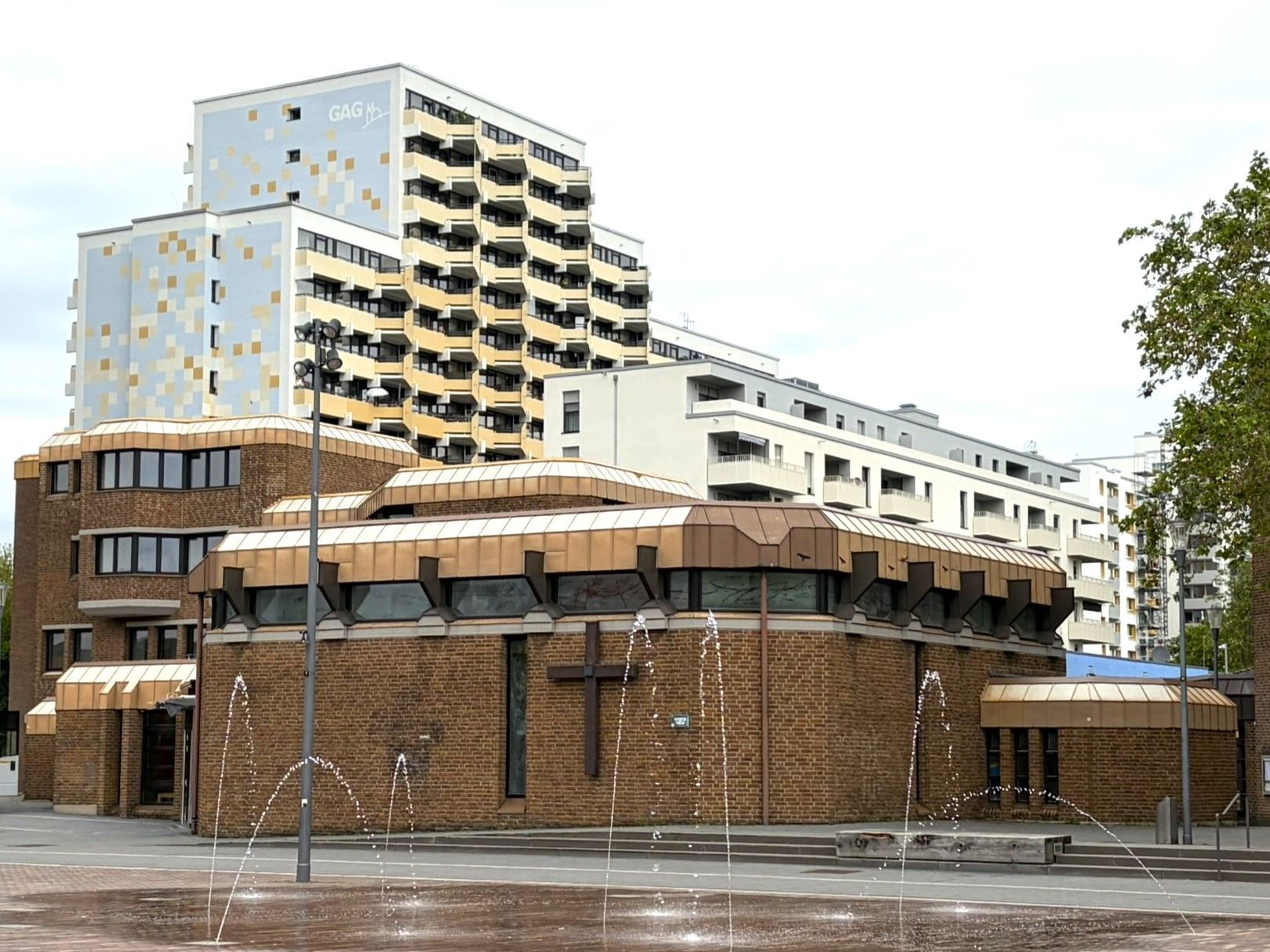 Die Stadtkirche ist in einem für die späten 1970er Jahre typischen Stil gehalten.