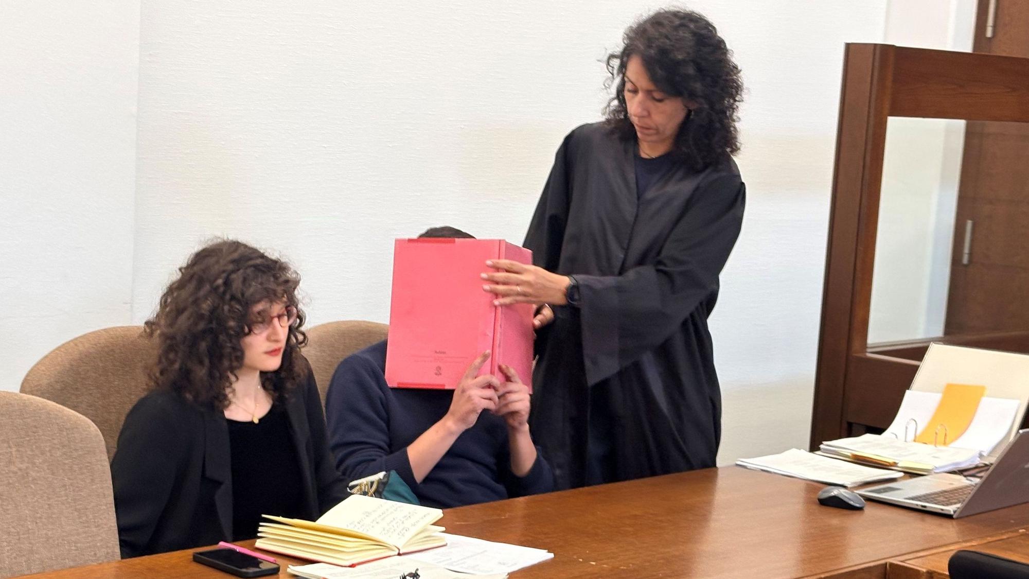 Der Angeklagte mit Verteidigerin Rania Kour und einer Dolmetscherin (l.) beim Prozessauftakt im Landgericht
