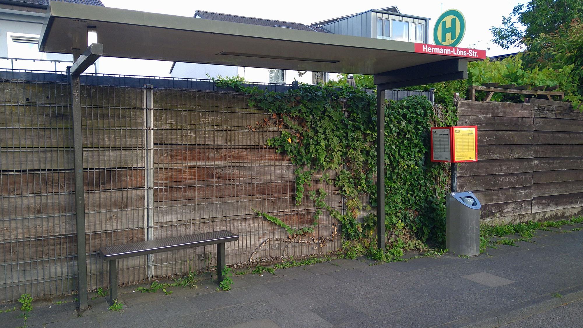 Aufgrund des schmalen Bürgersteigs können an der Hermann-Löns-Straße keine Seitenscheiben installiert werden, so die zuständige Firma. Wartende müssen auf Windstille hoffen.