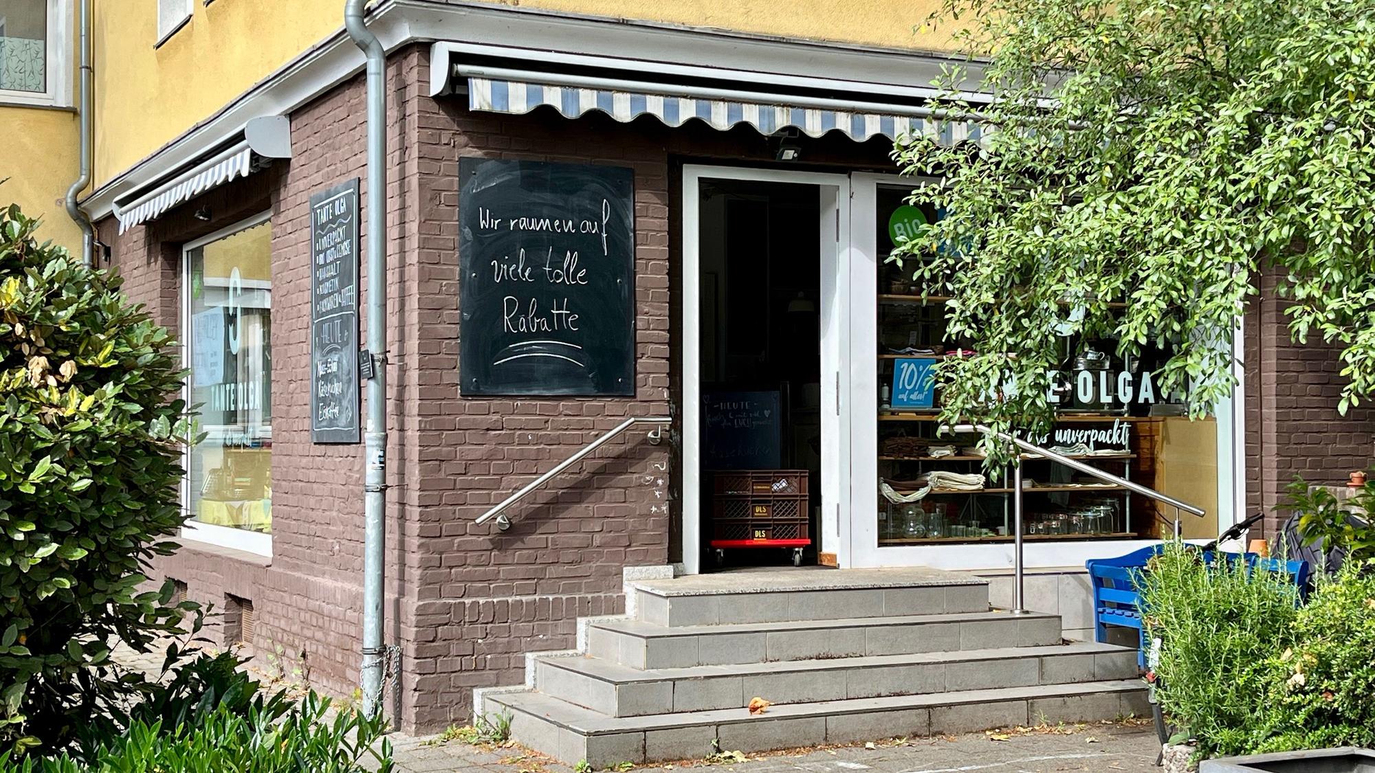 Ein kleines Eckladen-Lokal mit einer Treppe zur Eingangstür ist zu sehen.