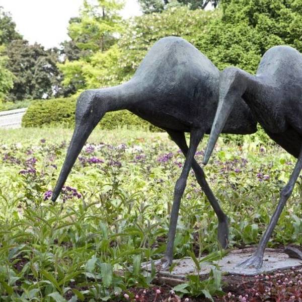 Das undatierte Foto zeigt die Bronzeskulptur «Zwei Störche» des Bildhauers Philipp Harth. Die Skulptur ist aus dem Rheinpark in Köln gestohlen worden.
