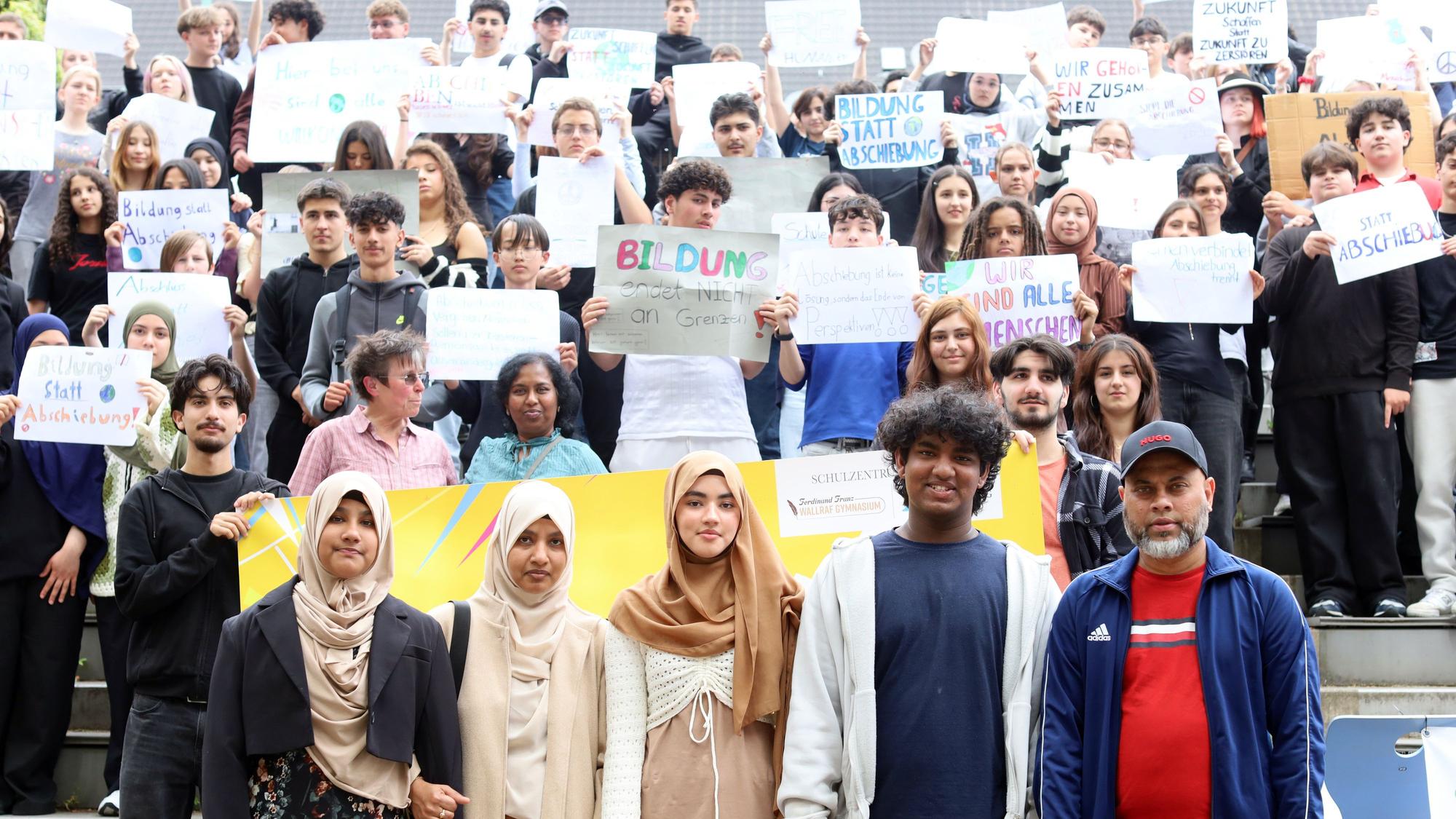 16.06.2026, Köln: Familie aus Sri Lanka soll abgeschoben werden, ein Kind steht kurz vor dem Abitur, ein anderes macht Realschulabschluss, beide Eltern haben gearbeitet – Schul-Aktion, dass Familie bleibt am Schulzentrum in Buchheim. Foto: Arton Krasniqi