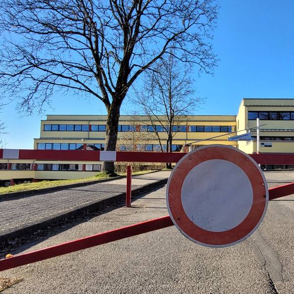 Eine Schranke trennt die Schillerstraße vom Waldbröler Schulzentrum. Doch haben einige Eltern genau diese Straße für sich entdeckt, um dort – mehr oder weniger heimlich – ihre Kinder abzusetzen. Die Hauptzufahrt dagegen, die Goethestraße, ist seit Oktober eine Schulstraße.