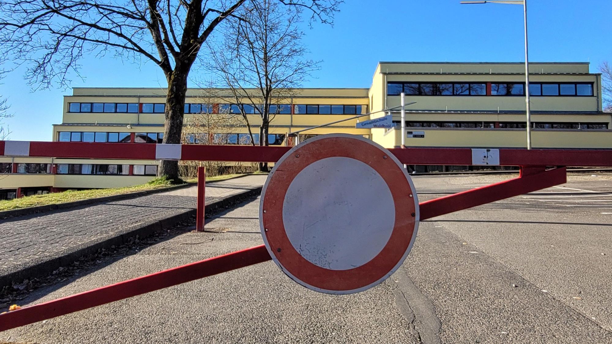 Eine Schranke trennt die Schillerstraße vom Waldbröler Schulzentrum. Doch haben einige Eltern genau diese Straße für sich entdeckt, um dort – mehr oder weniger heimlich – ihre Kinder abzusetzen. Die Hauptzufahrt dagegen, die Goethestraße, ist seit Oktober eine Schulstraße.