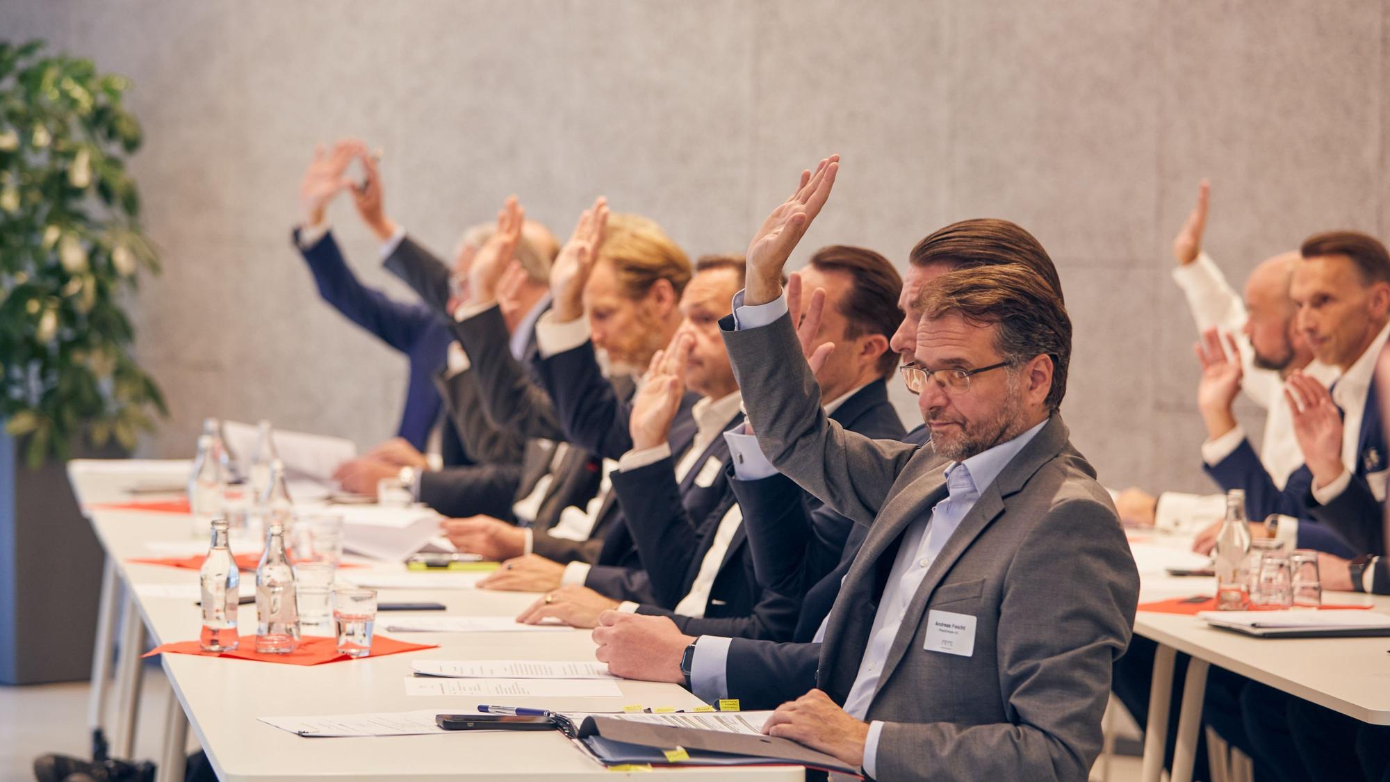 Einstimmig: Die Mitglieder stimmen bei der Gründungsversammlung von Exzellent Köln am 16. Juni 2026 im InnoDom Cologne über die Vereinssatzung ab