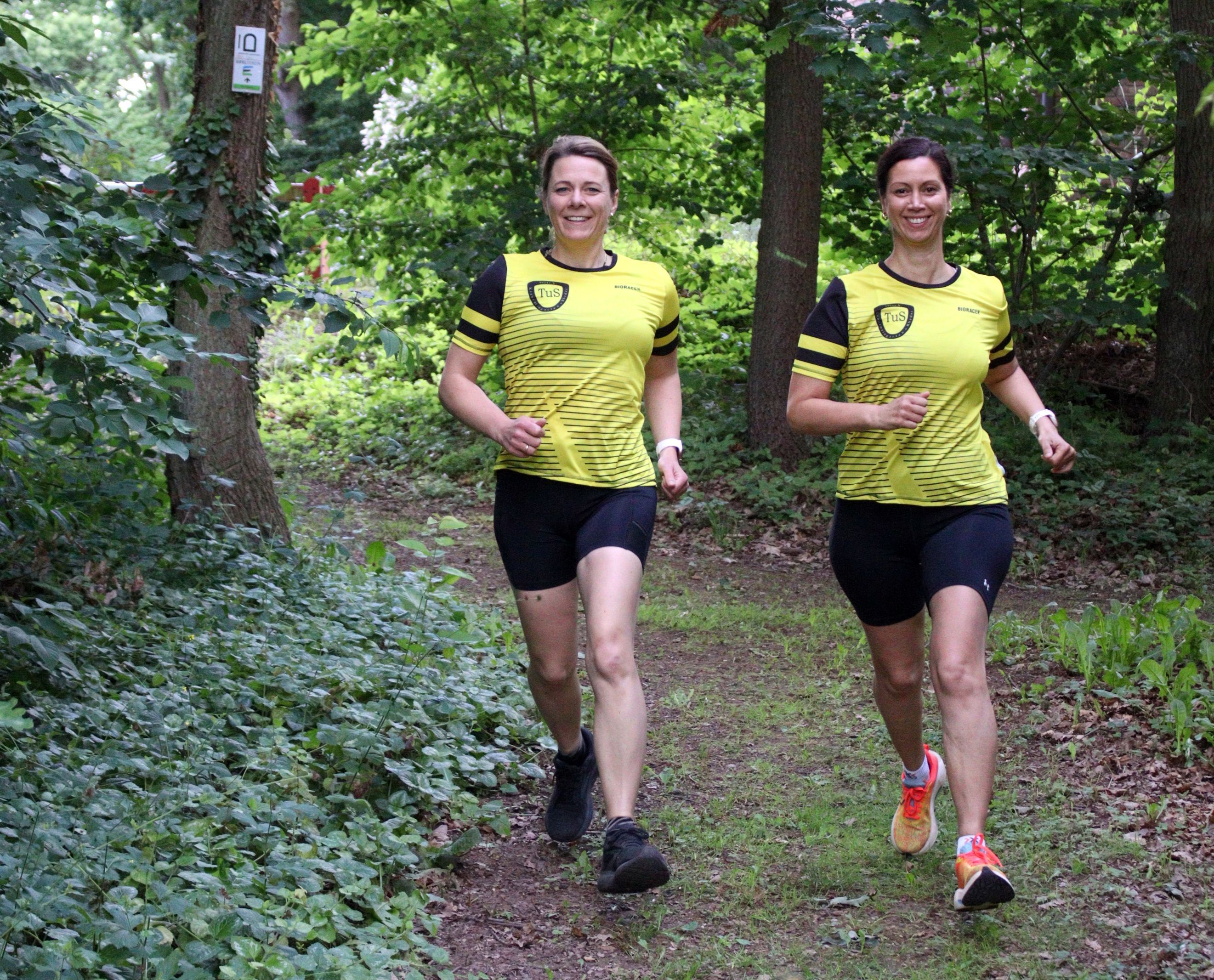 Janina Stach und Kerstin Sauer beim gestellten Zieleinlauf in Kreuzweingarten.