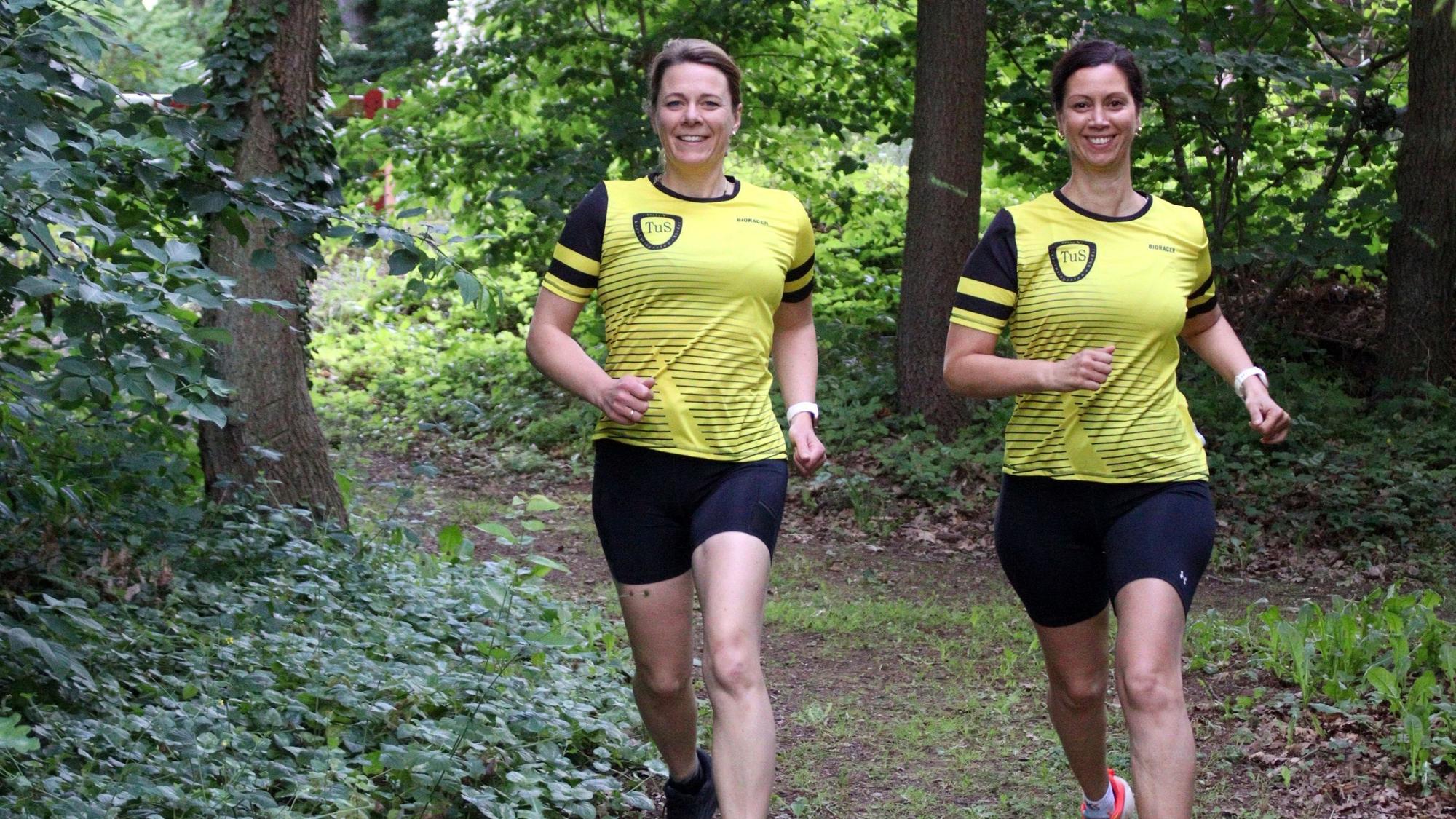 Janina Stach und Kerstin Sauer beim gestellten Zieleinlauf in Kreuzweingarten.
