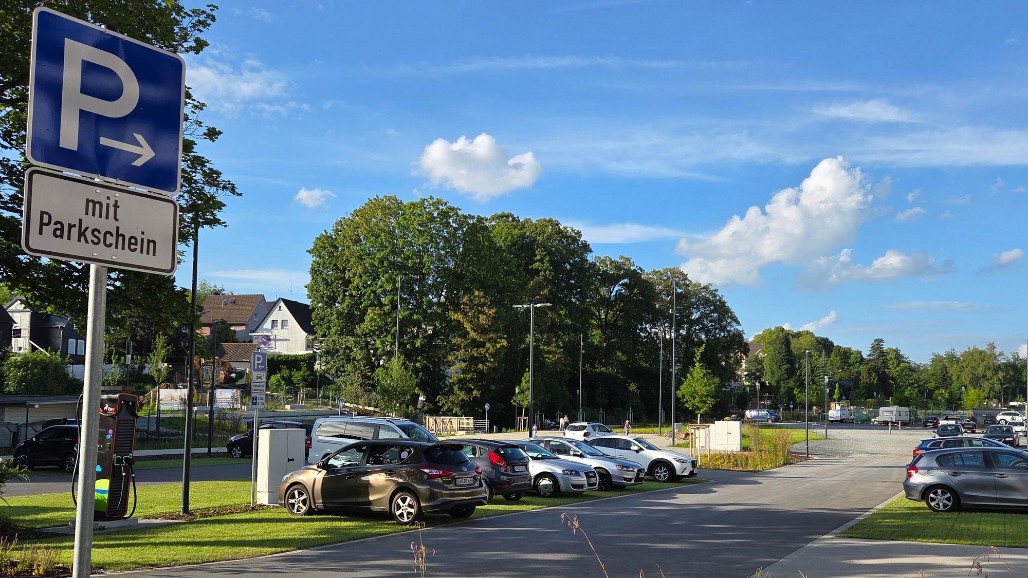 An der Nümbrechter Straße in Waldbröl fordern diese Schilder zum Kauf eines Parkscheins auf. Doch gibt es am Rand des früheren Merkur-Gelände (noch) keinen Automaten dafür.
