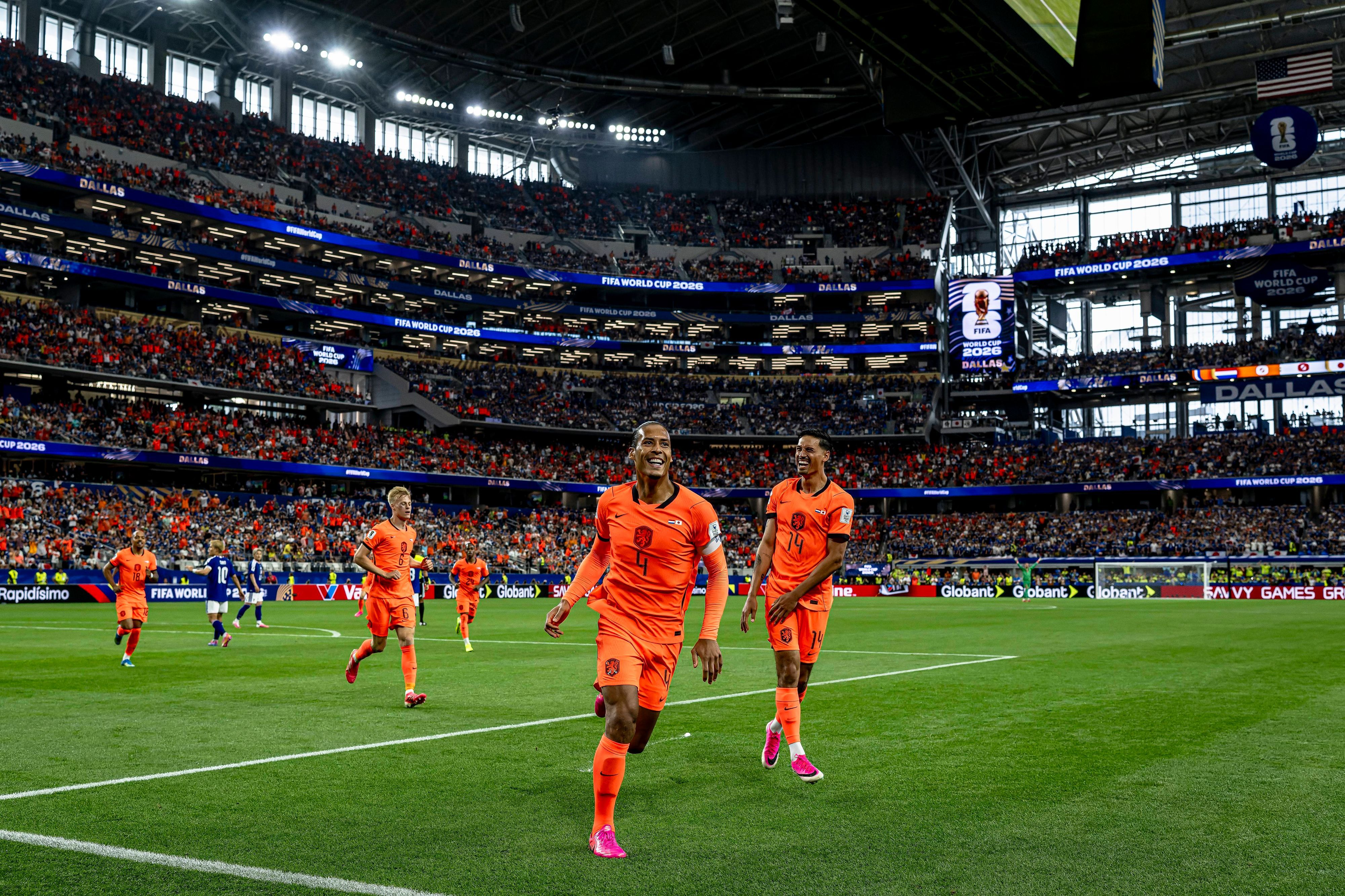 Die orangen Trikots ihrer Nationalmannschaft (hier in der Mitte Virgil van Dijk) auf dem grünen Rasen von Dallas sorgten bei niederländischen TV-Zuschauerinnen und -Zuschauern am Sonntag (14. Juni) für Probleme.