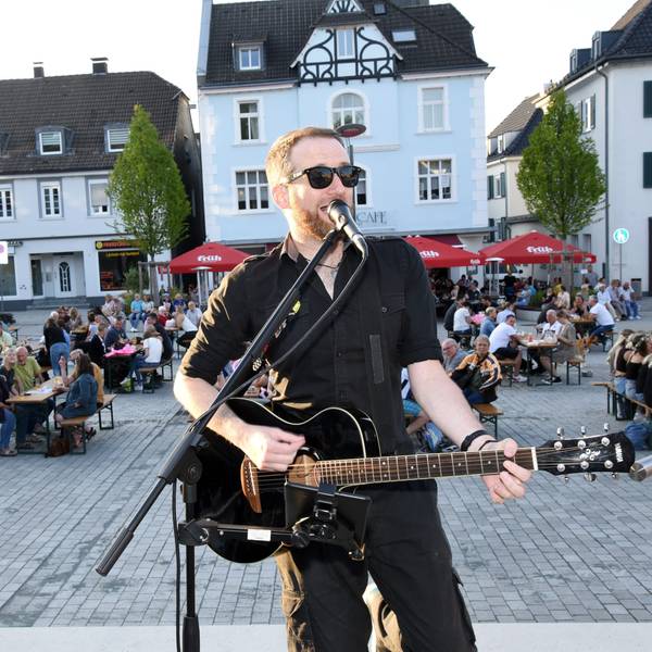 Das Foto zeigt den Musiker Cameron Arndt auf dem Wiperfürther Marktplatz
