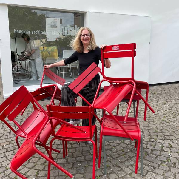 Dörte Gatermann, Vorsitzende Haus der Architektur Köln (hdak) vor dem Kubus auf dem Josef Haburich Hof mit den roten Stühlen