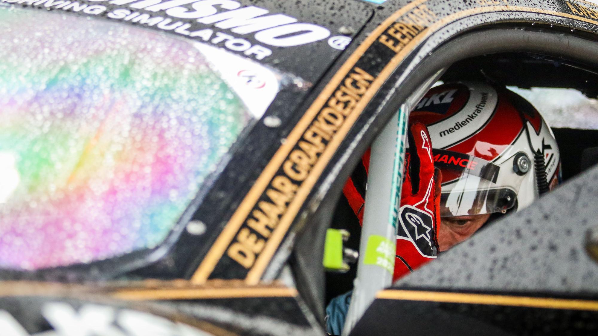 Frank Stippler sitzt im Cockpit eines Audi von Juta Racing.