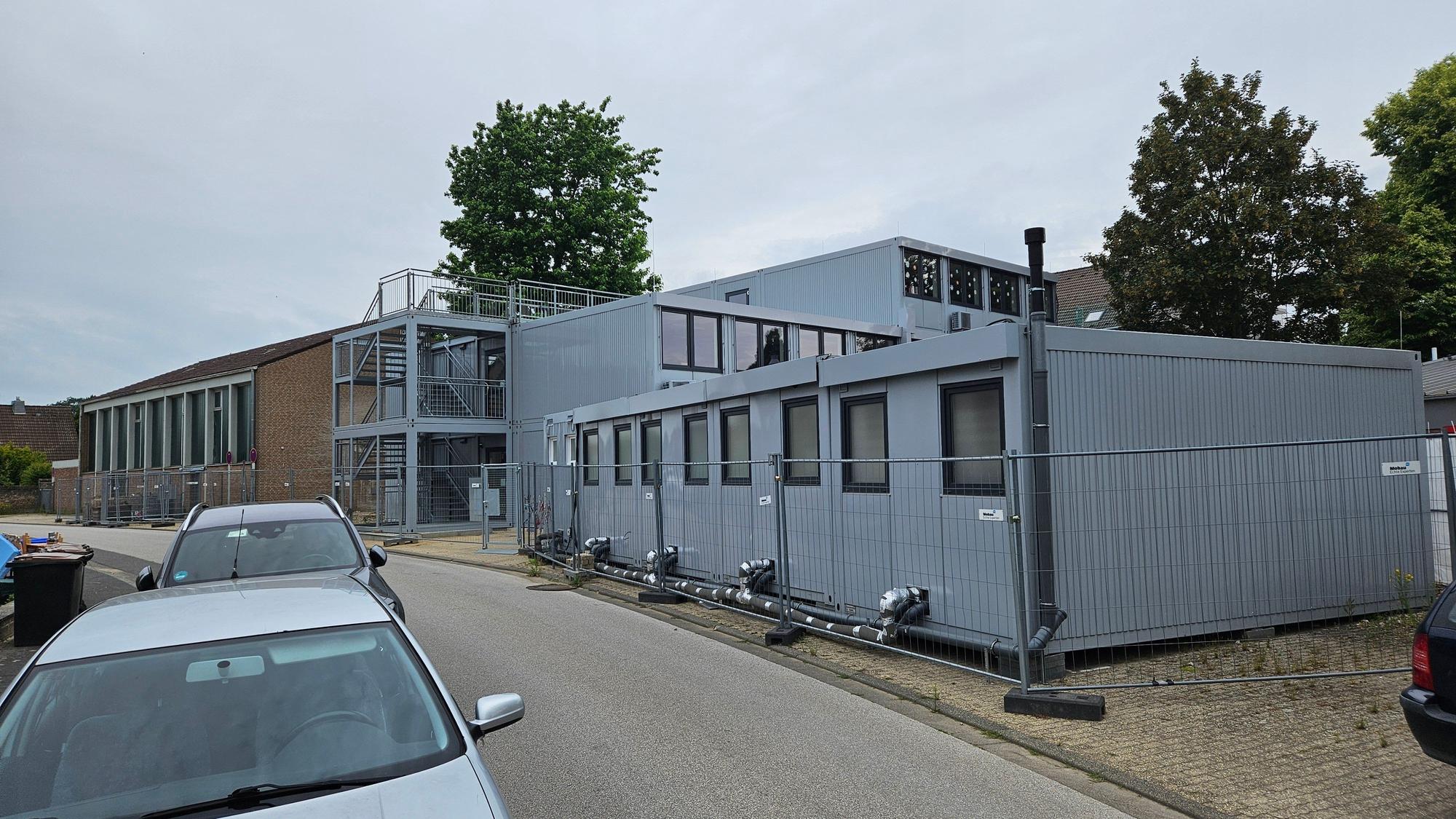 Zu sehen sind Container, die an der Geschwister-Stern-Schule für den Unterricht genutzt werden.