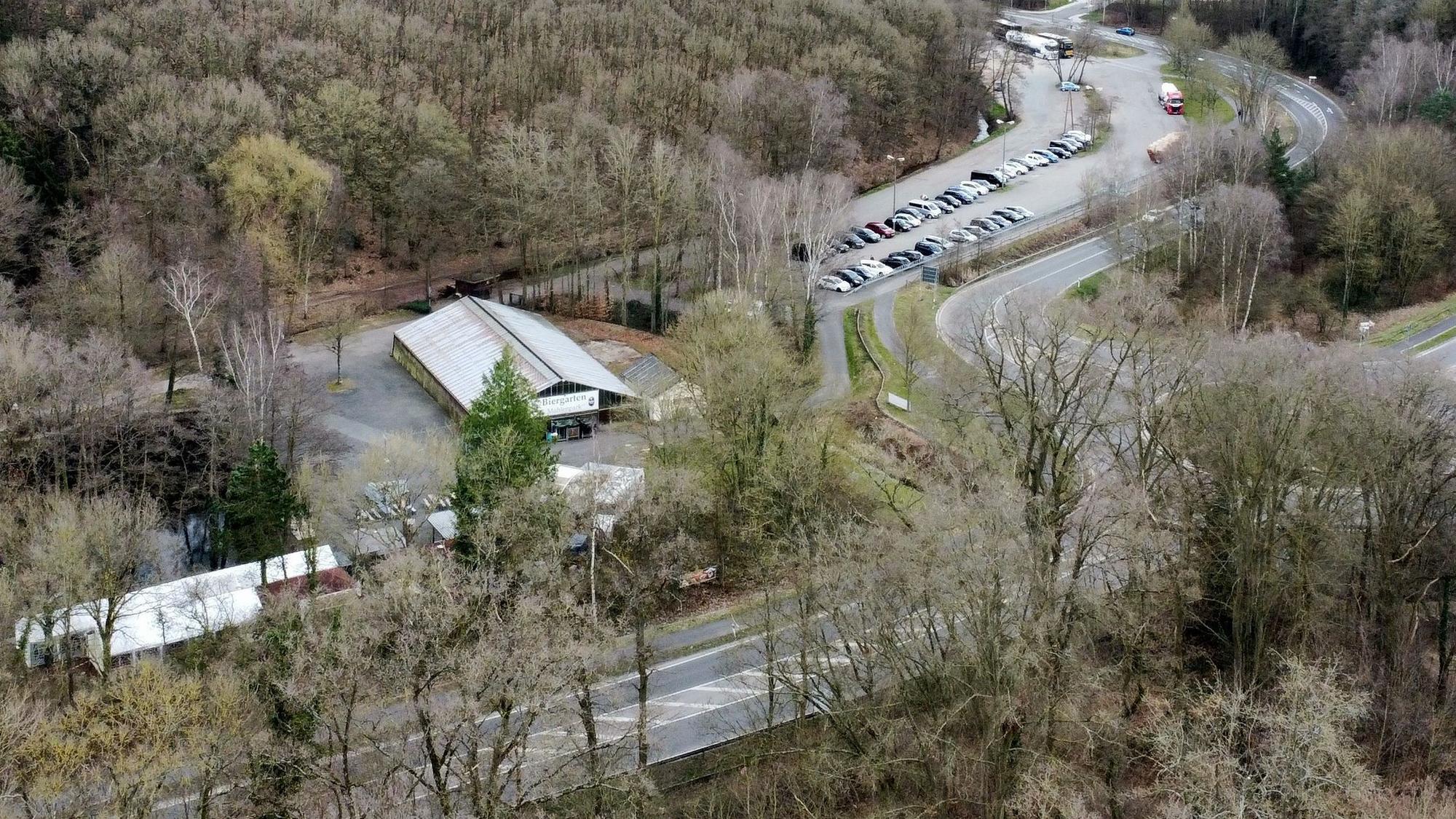 Luftbild des Eingangsbereichs des Kommerner Mühlenparks mit Parkplätzen und Biergarten.
