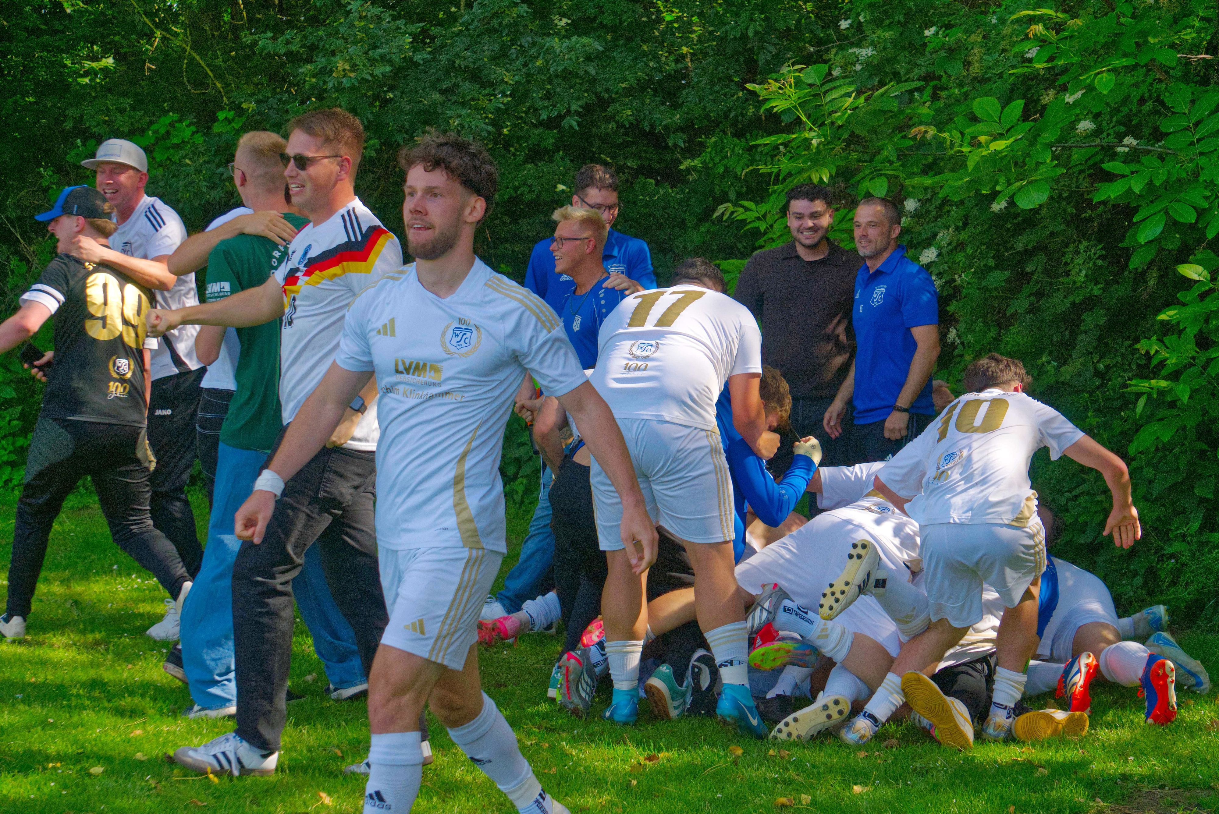 Eine Jubeltraube bilden die Spieler von Wißkirchen II nach der Rettung in letzter Sekunde.