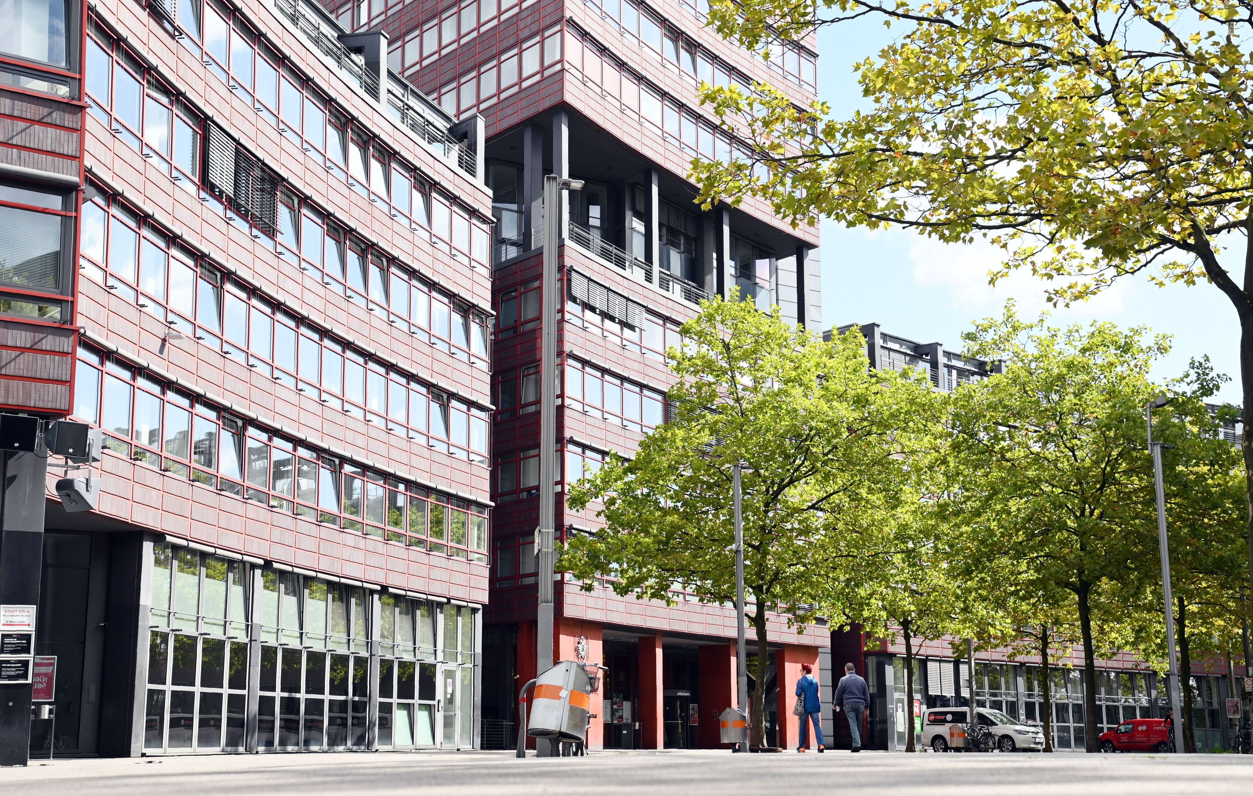 Das Stadthaus in Deutz am Willy-Brandt-Platz ist das größte Verwaltungsgebäude der Kölner Stadtverwaltung.