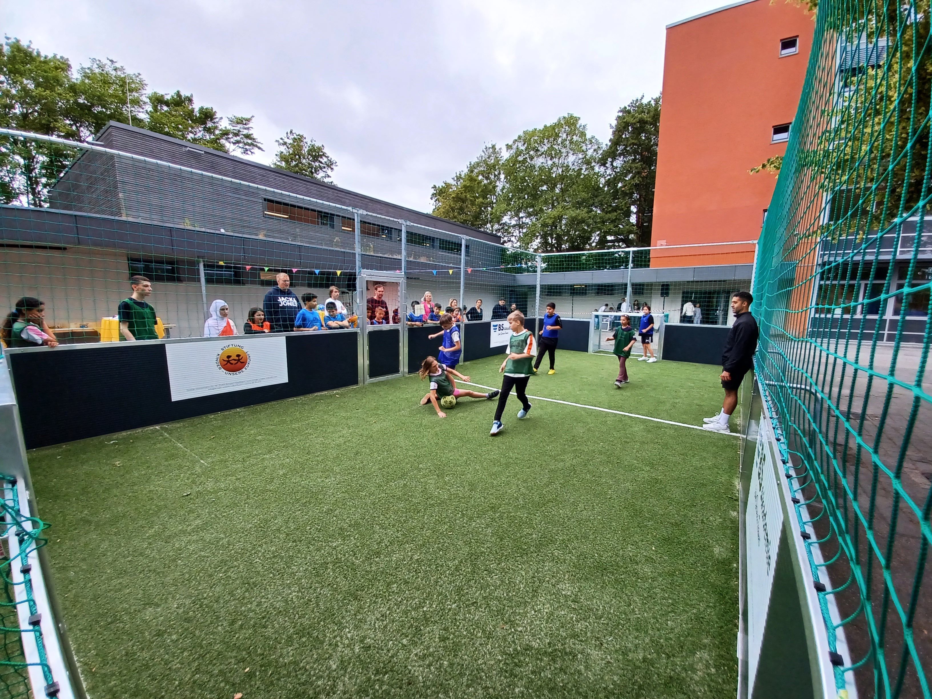 Das Mini-Fußballfeld an der Peter-Ustinov-Realschule feierte mit einem kleinen Sportfest seine Eröffnung.